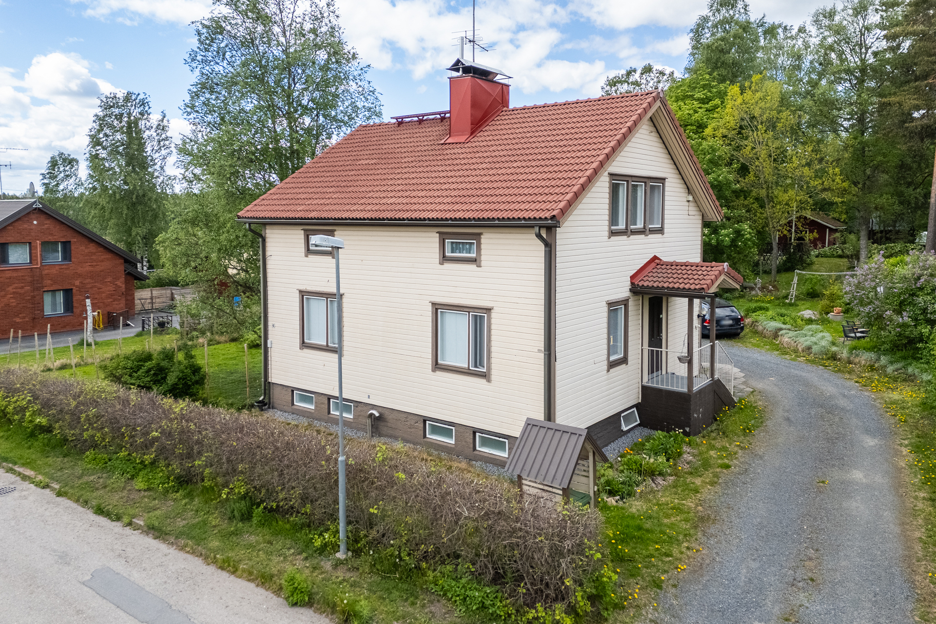 Julkisivu kadulta päin