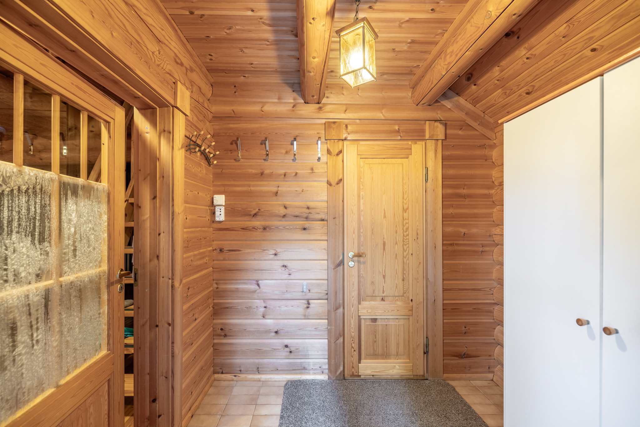 Eteisestä käyntipesutiloihin ja saunaan