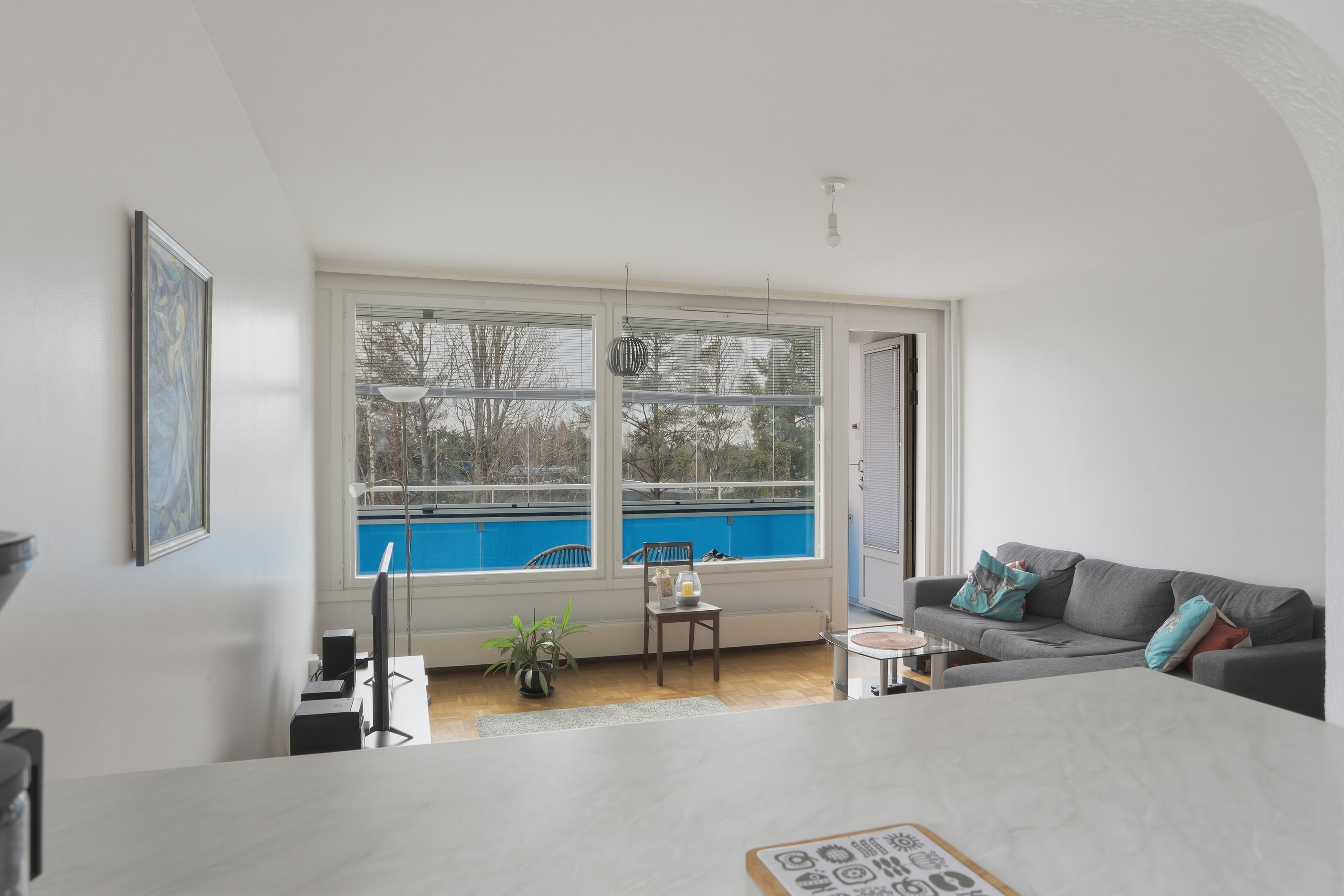 Näkymä baarikeittiöstä olohuoneeseen