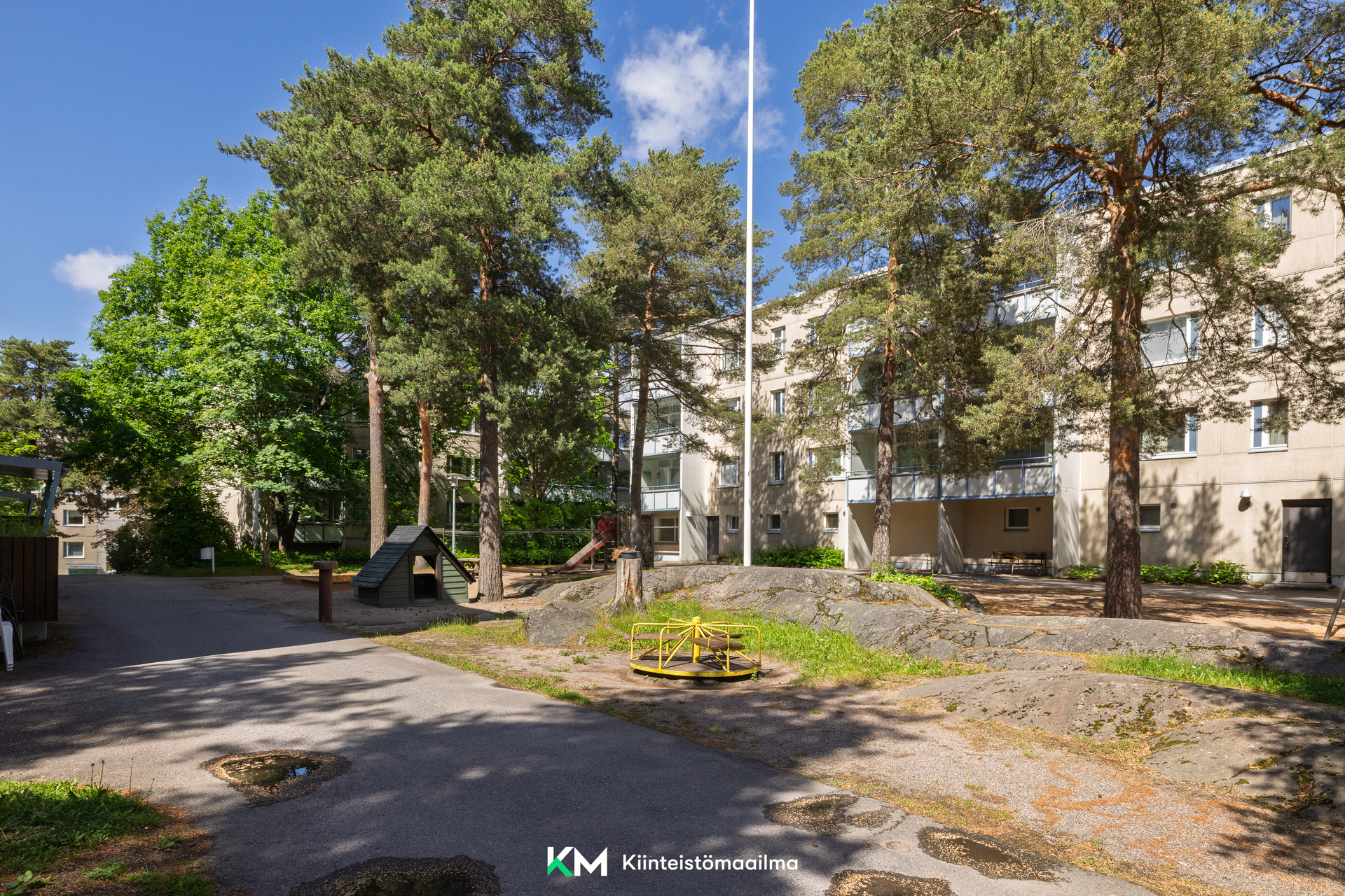 Talojen keskelle rajautuu suojaisa pihapiiri.
