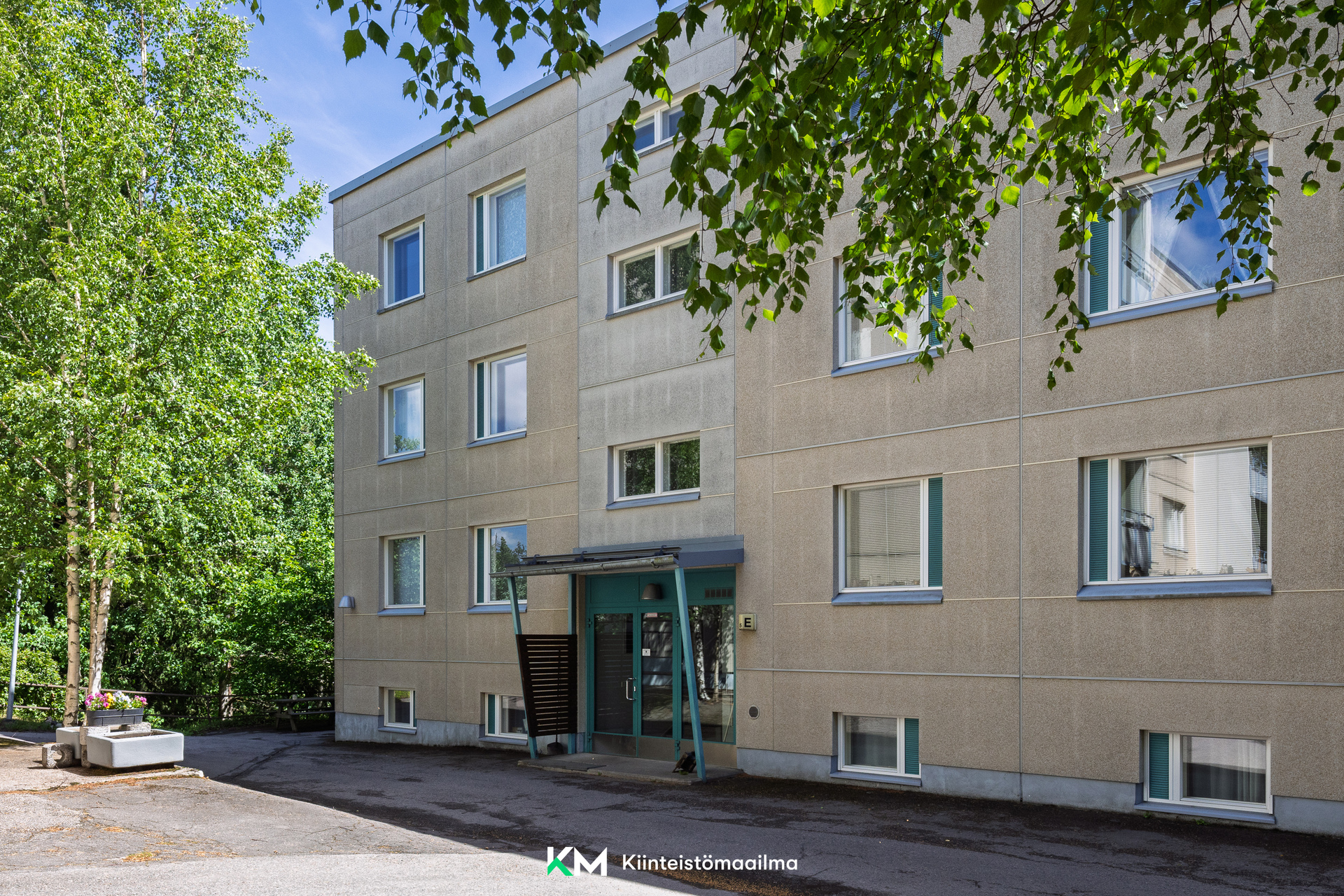 Sisäänkäyntiä on uusittu samalla kun talon julkisivua on uudistettu.