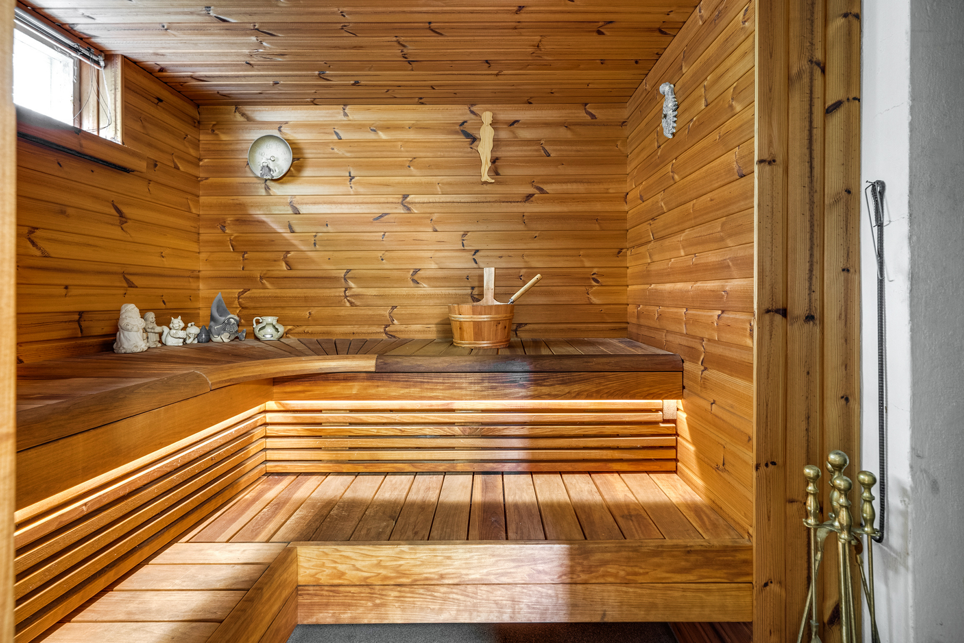 Sauna Harvian puukiukaalla