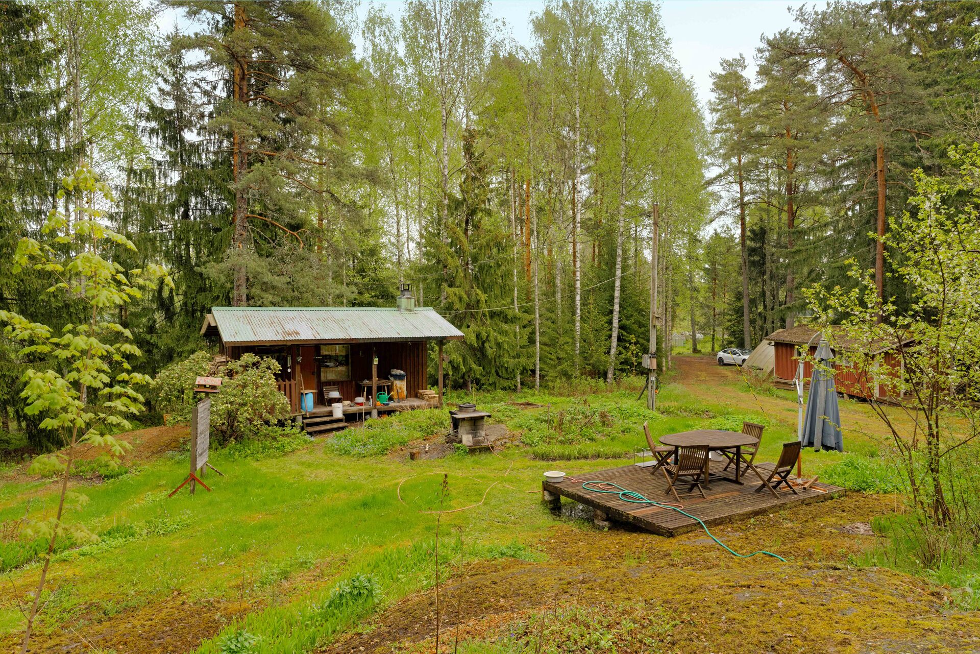 Ympärillä tasaista nurmikkoaluetta