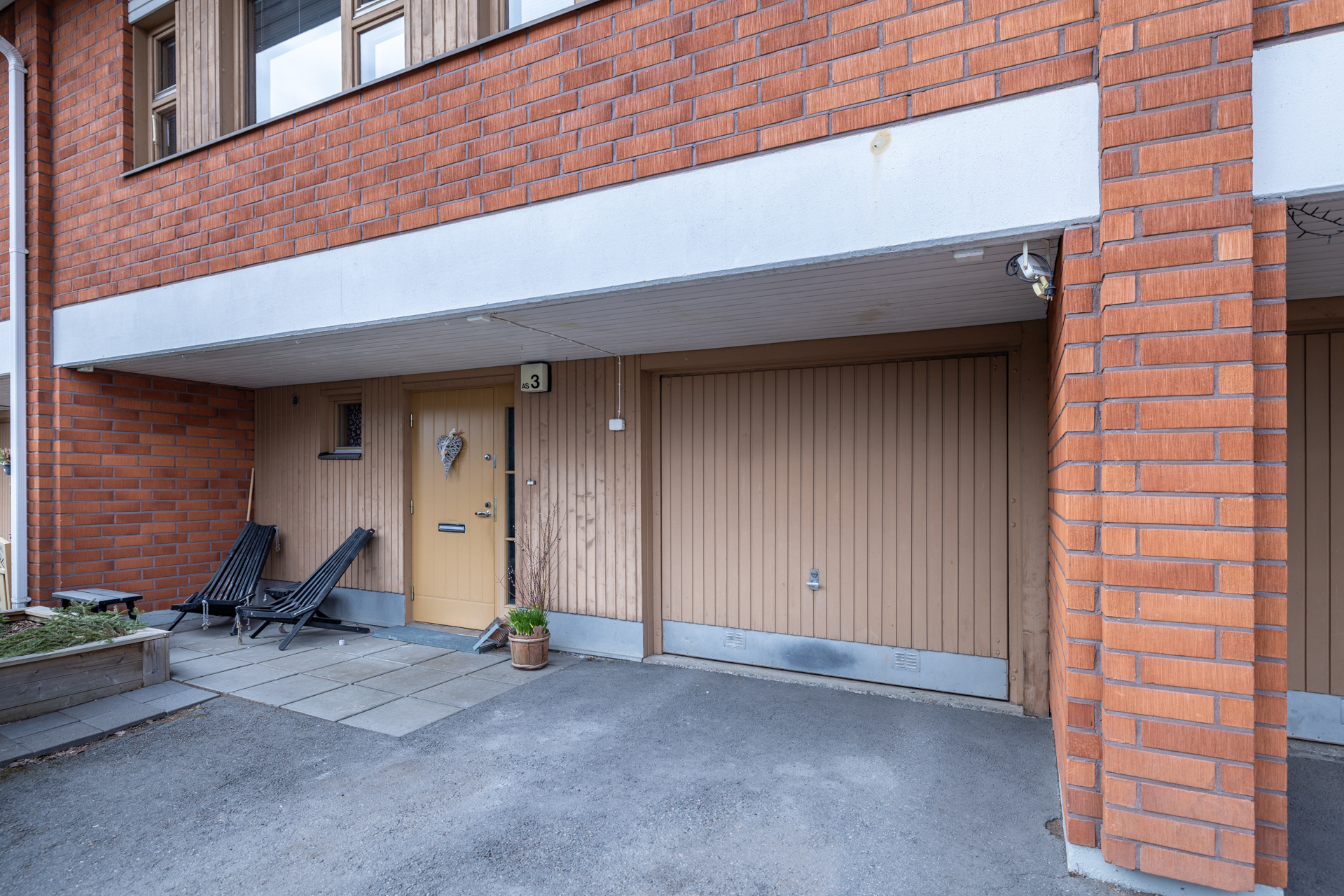 Huoneistoon kuuluu autotalli