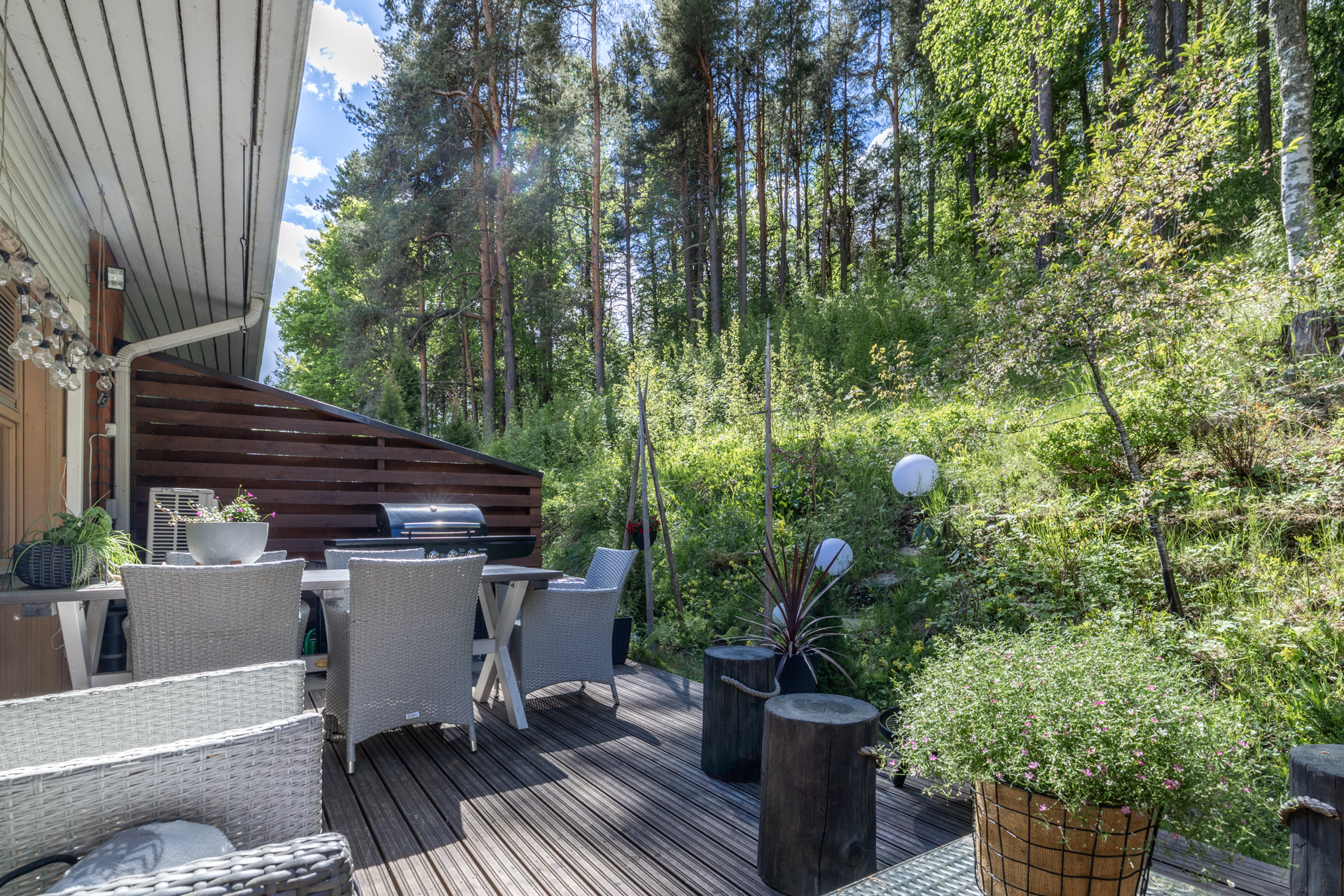 Terassilta aukeaa metsäinen maisema