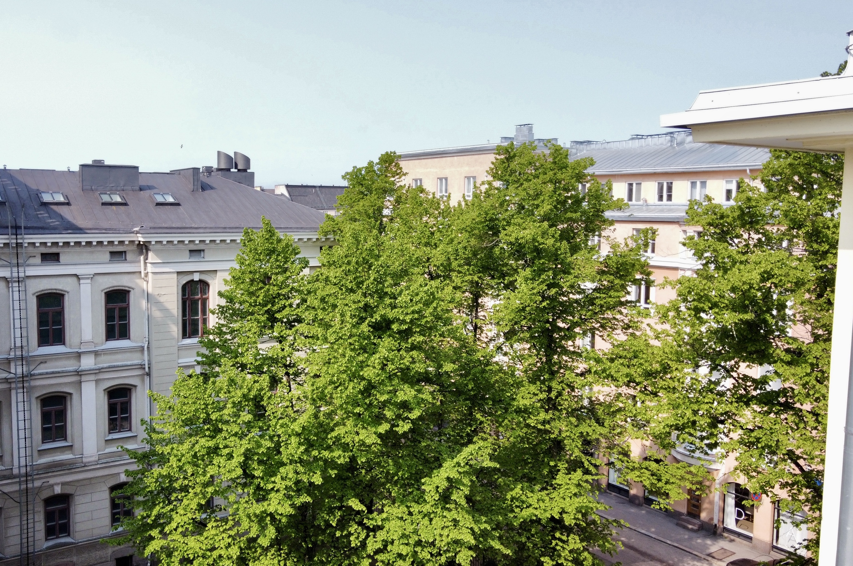 kesäiset näkymät asunnosta