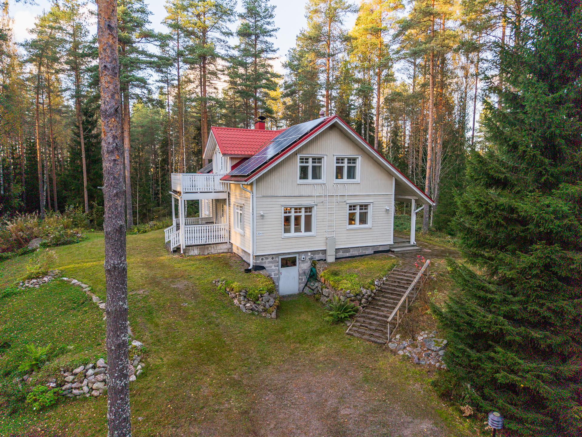 Julkisivu Kerkkoontien suuntaan