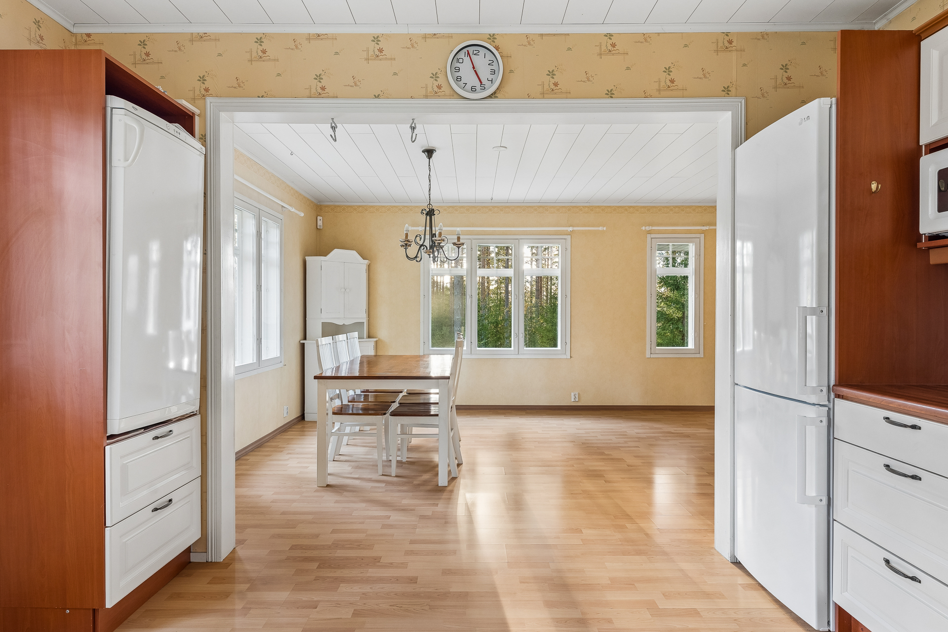 Näkymä keittiöstä ruokailutilaan