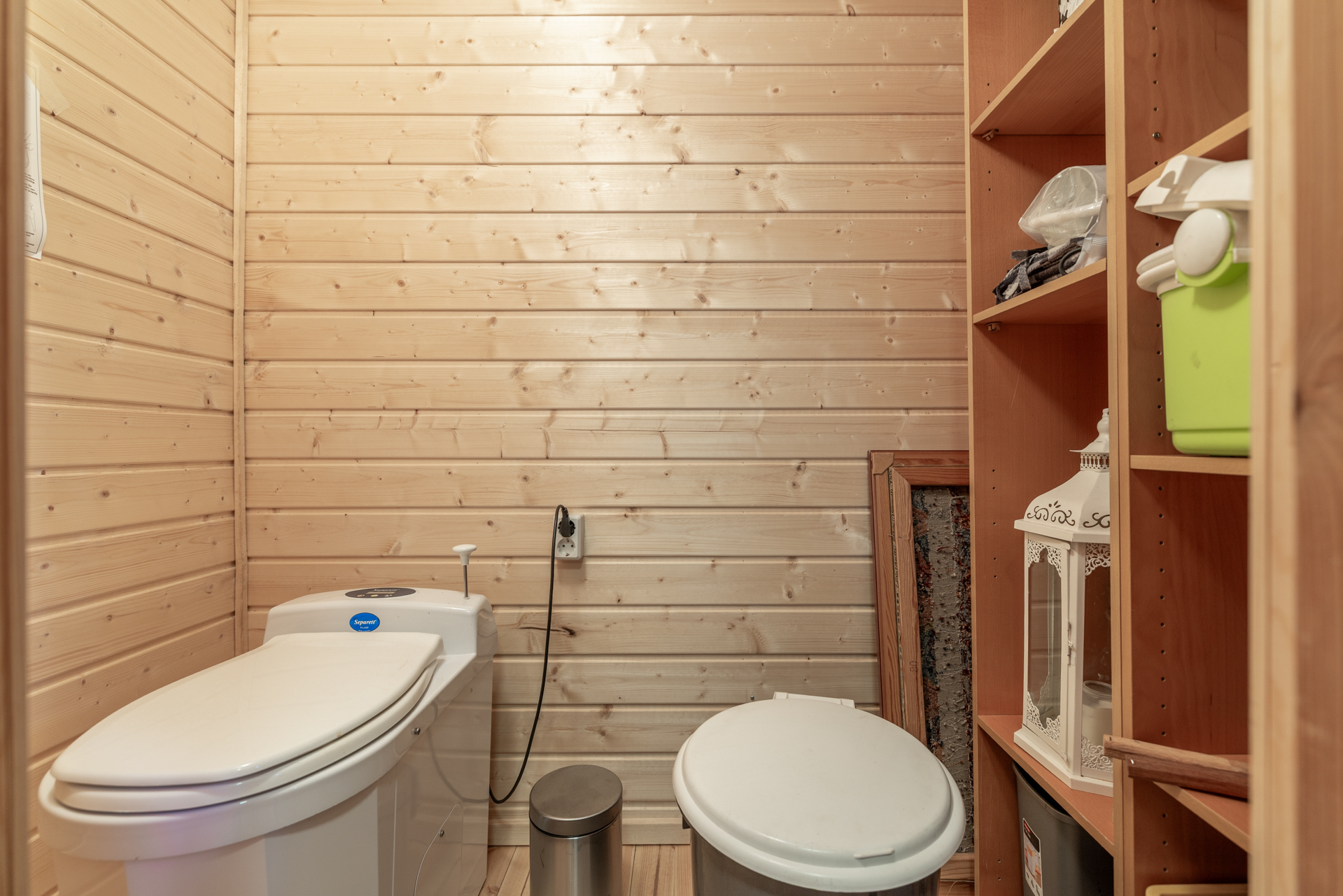 Varastoon tehty tila polttavalle wc:lle