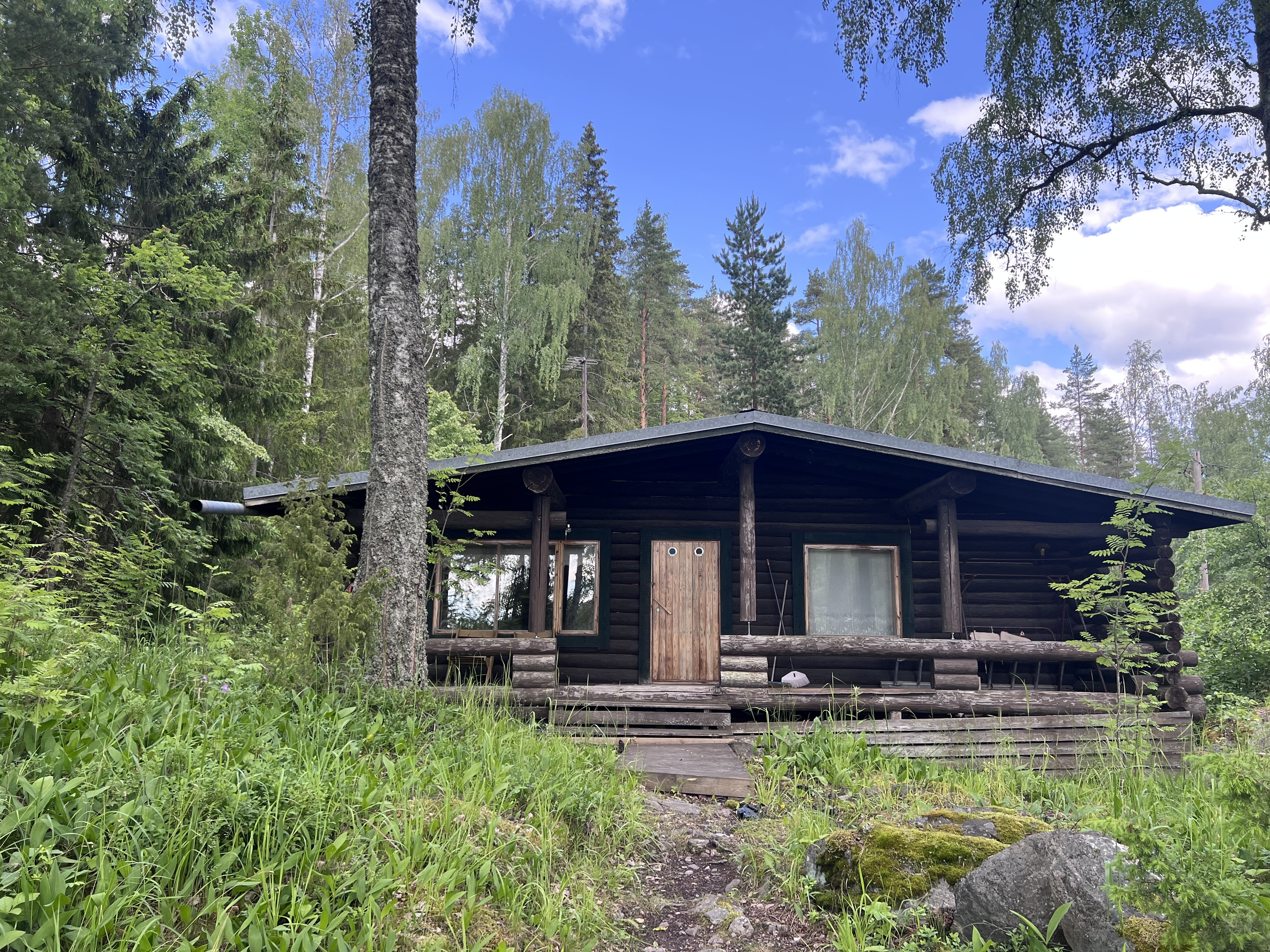 Päämökki, ylempänä rinteessä