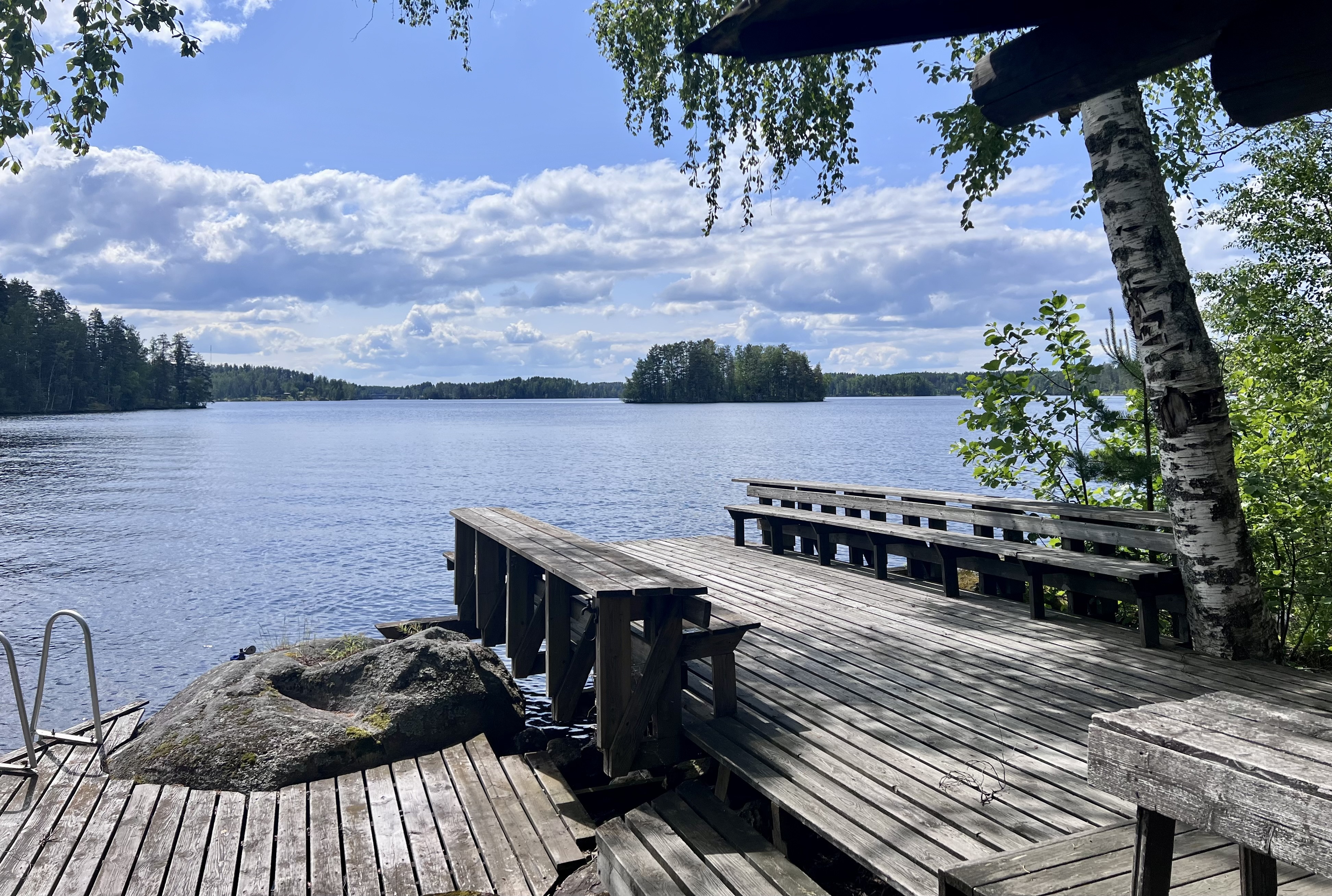 näkymä laiturilta ja saunan terassilta