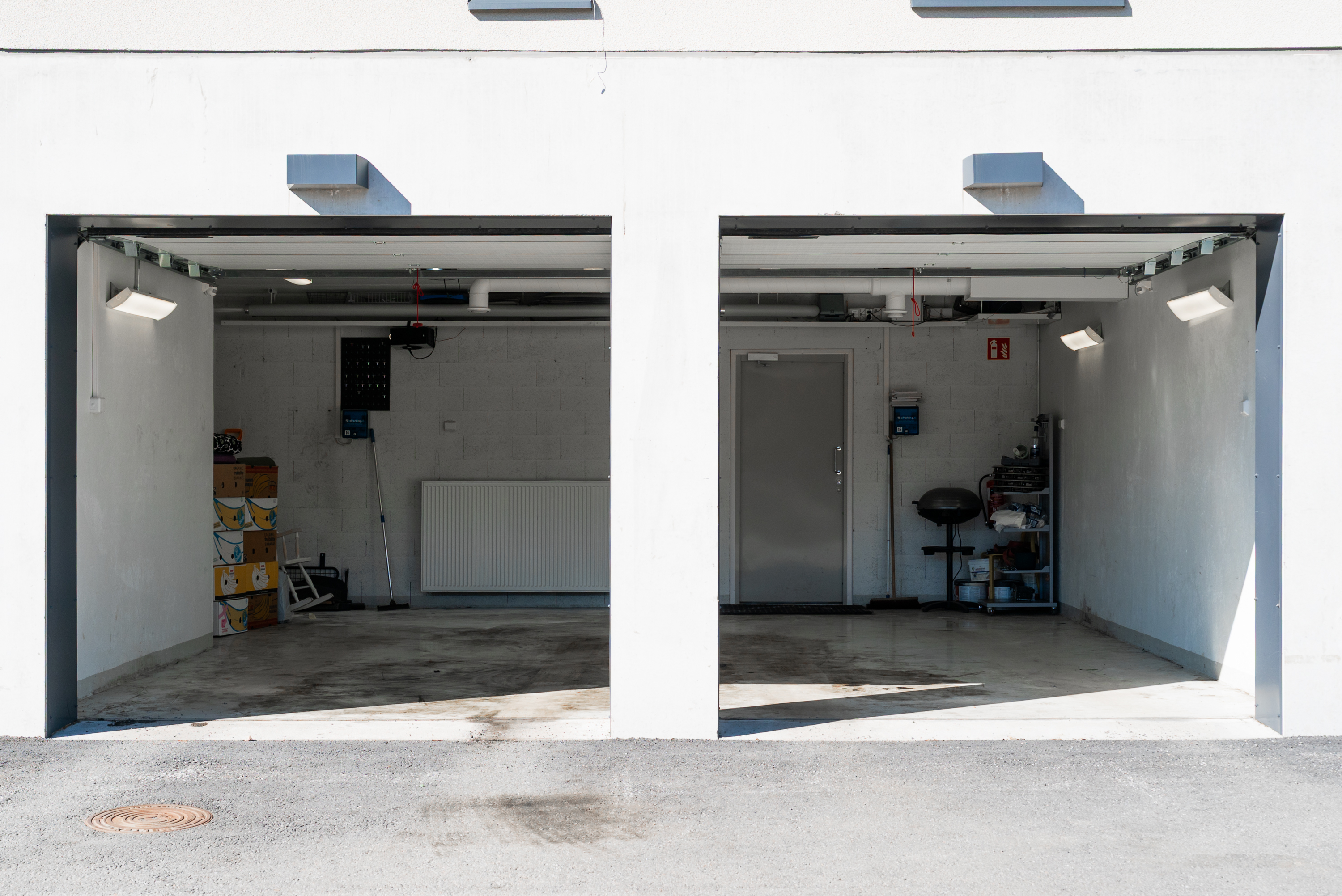 Ostettavissa kaksi lämmintä autotallia