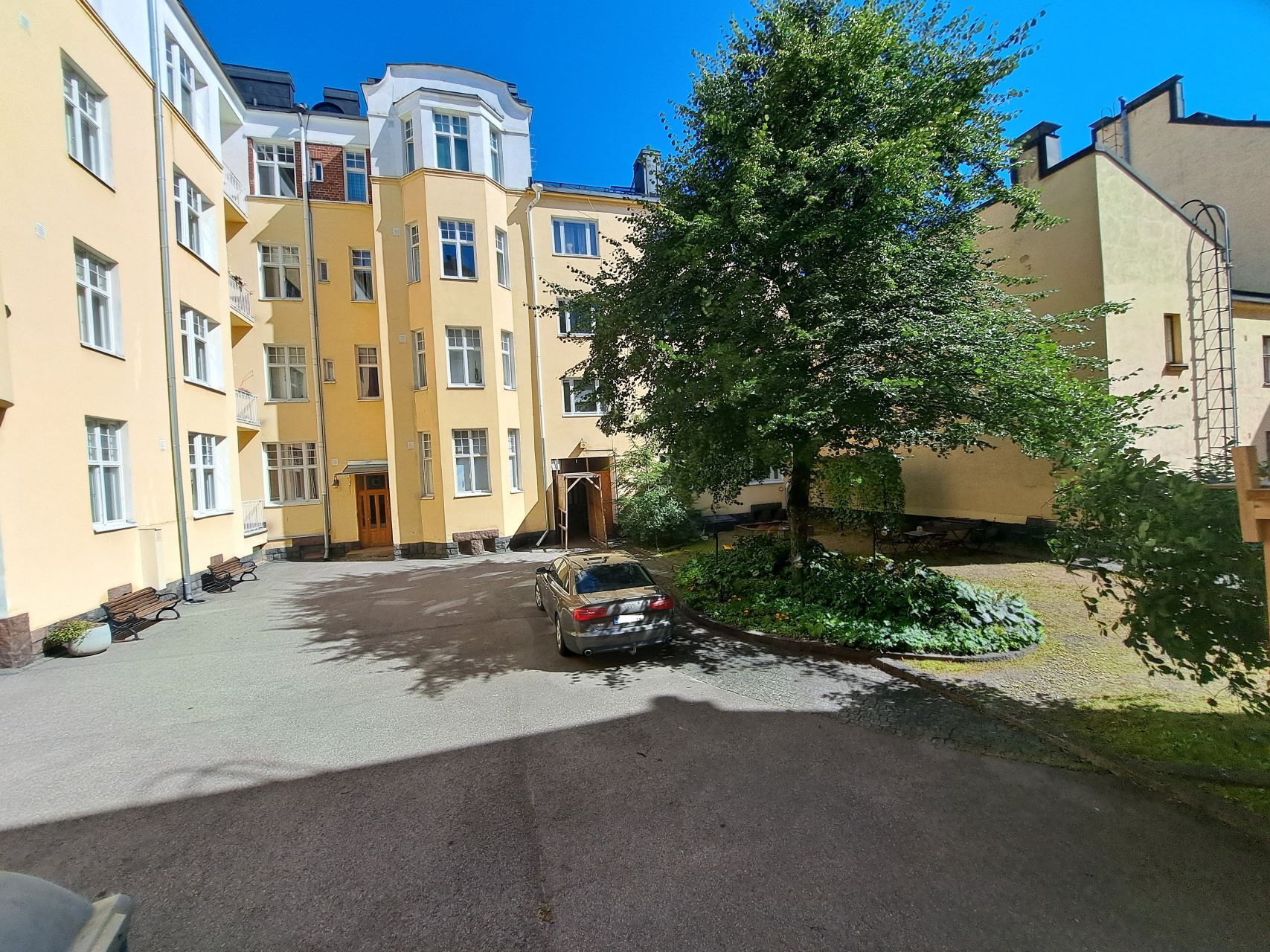näkymät olohuoneesta pihalle
