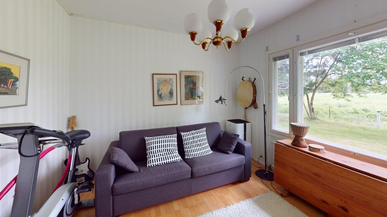 Vierashuone/työhuone on etupiha puolella