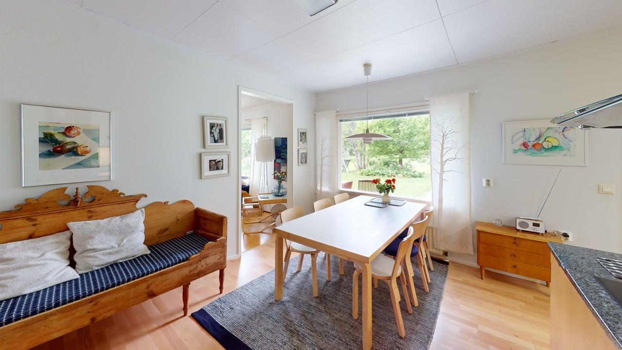 Keittiössä hyvä tila isolle ruokapöydälle
