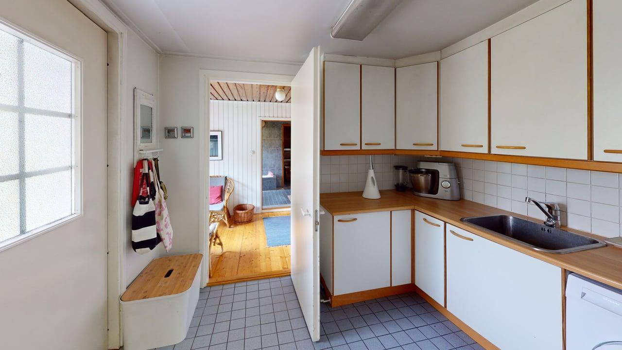 Kodinhoitotilassa kaappeja ja iso allas