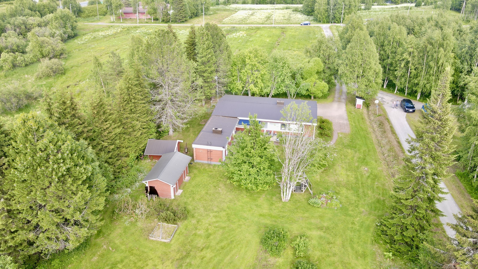 Piha-alue rajoittuu peltoon, joka myös ostettavissa