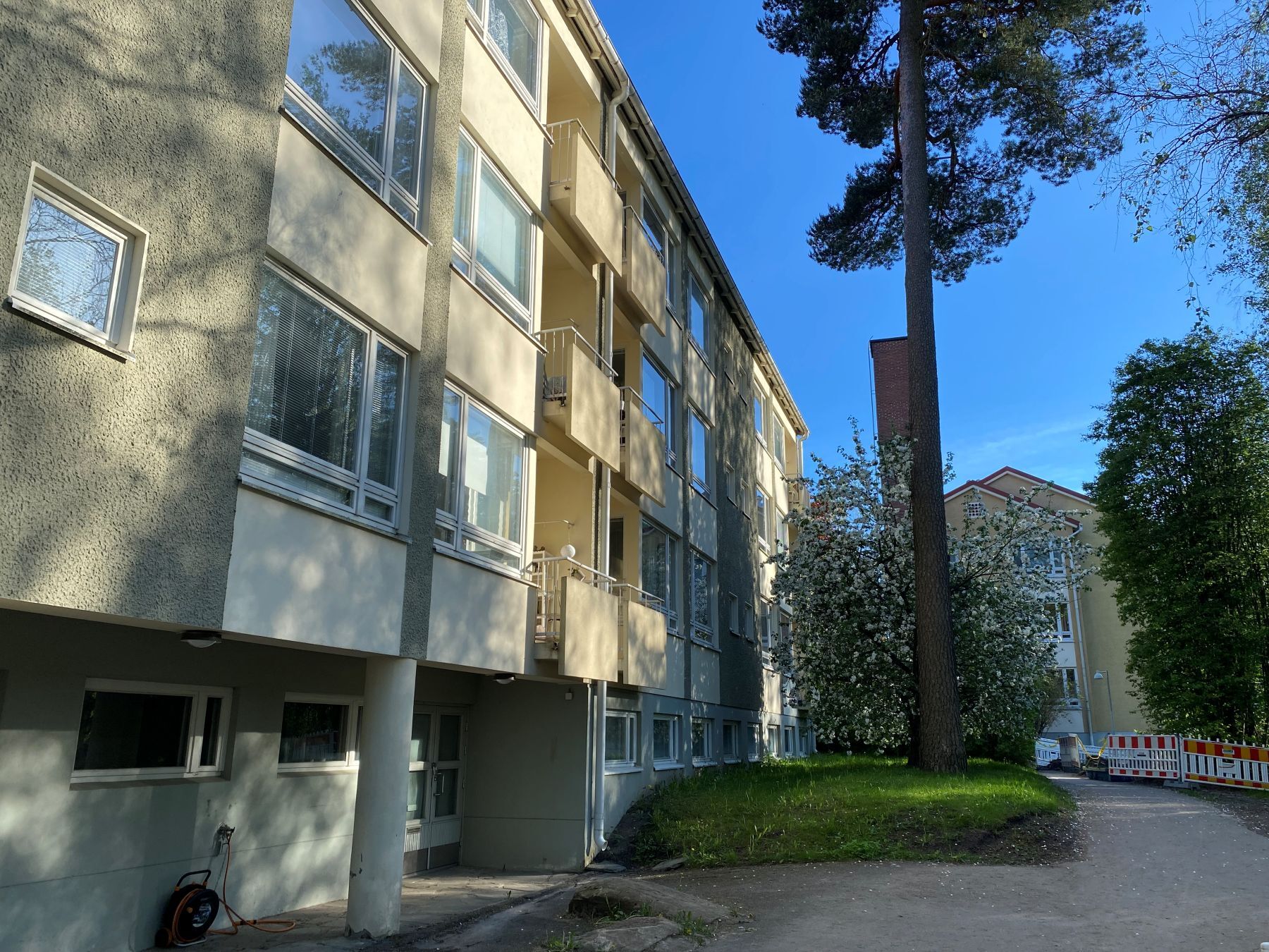 Taloyhtiön takapihaa