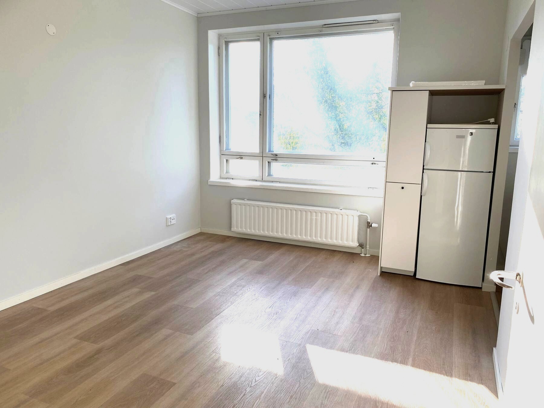 Huoneen ikkuna on sisäpihalle päin