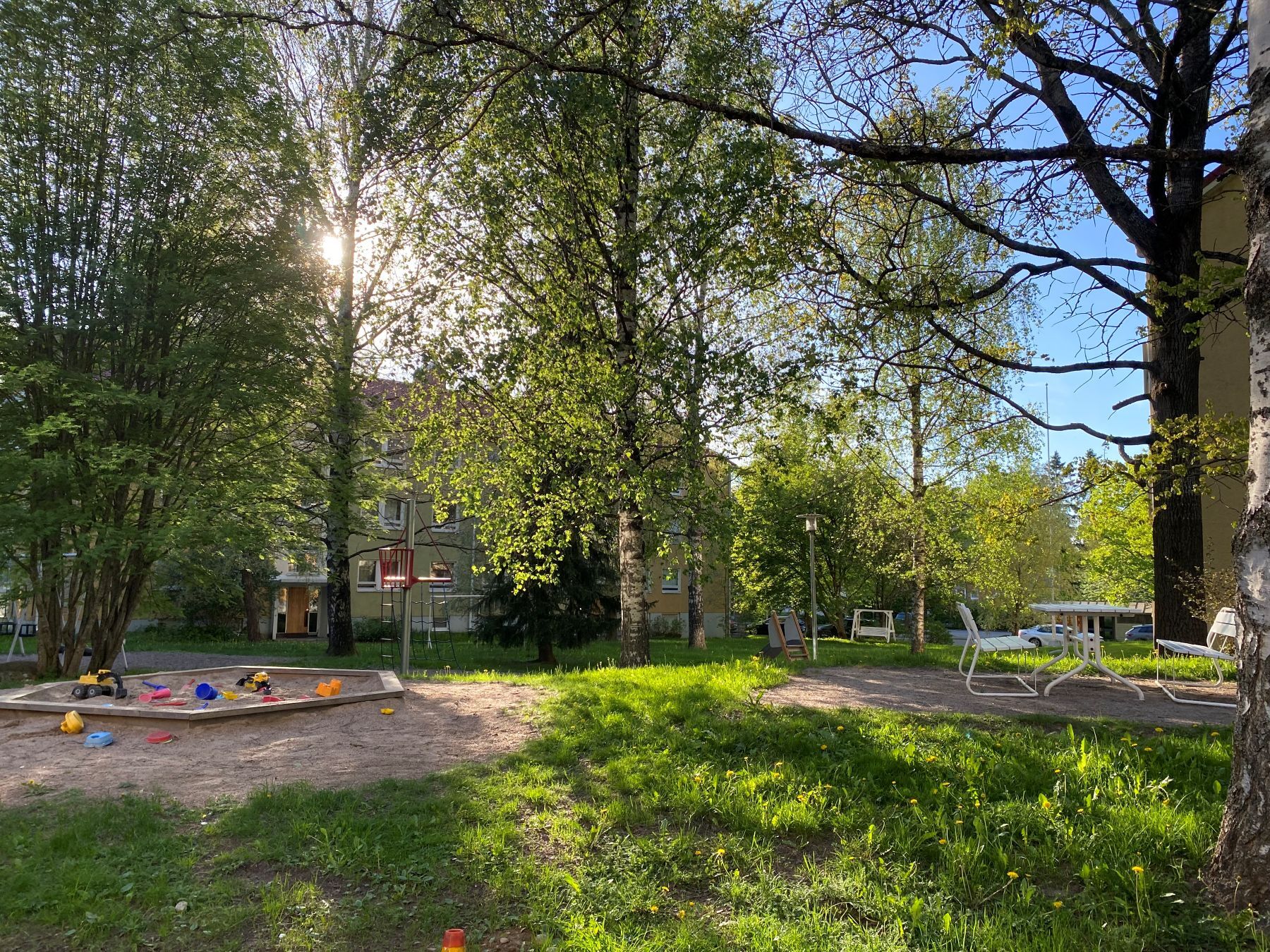 Taloyhtiön piha-aluetta - lasten leikkipaikka, oleskelualue.