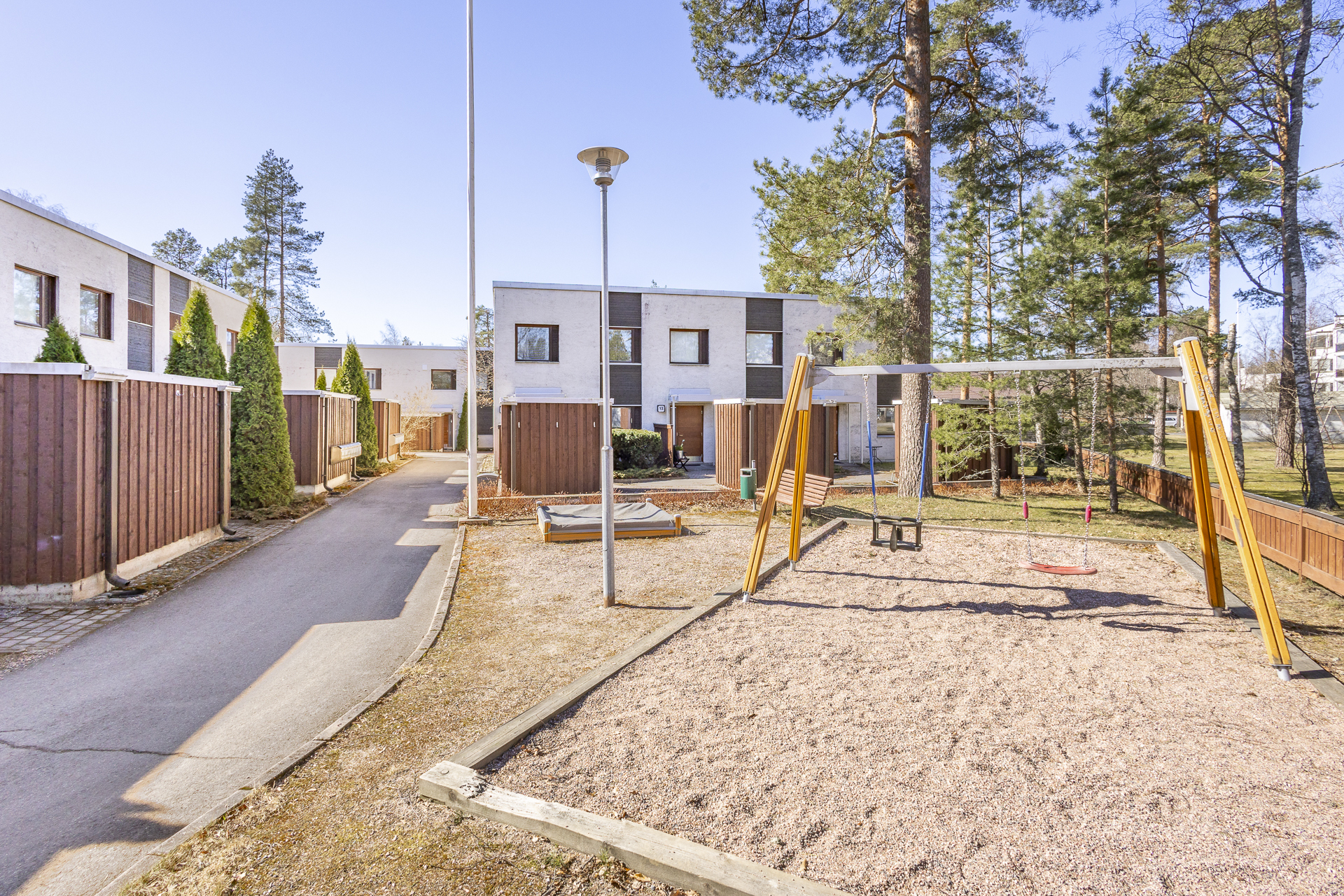 taloyhtiön piha-aluetta