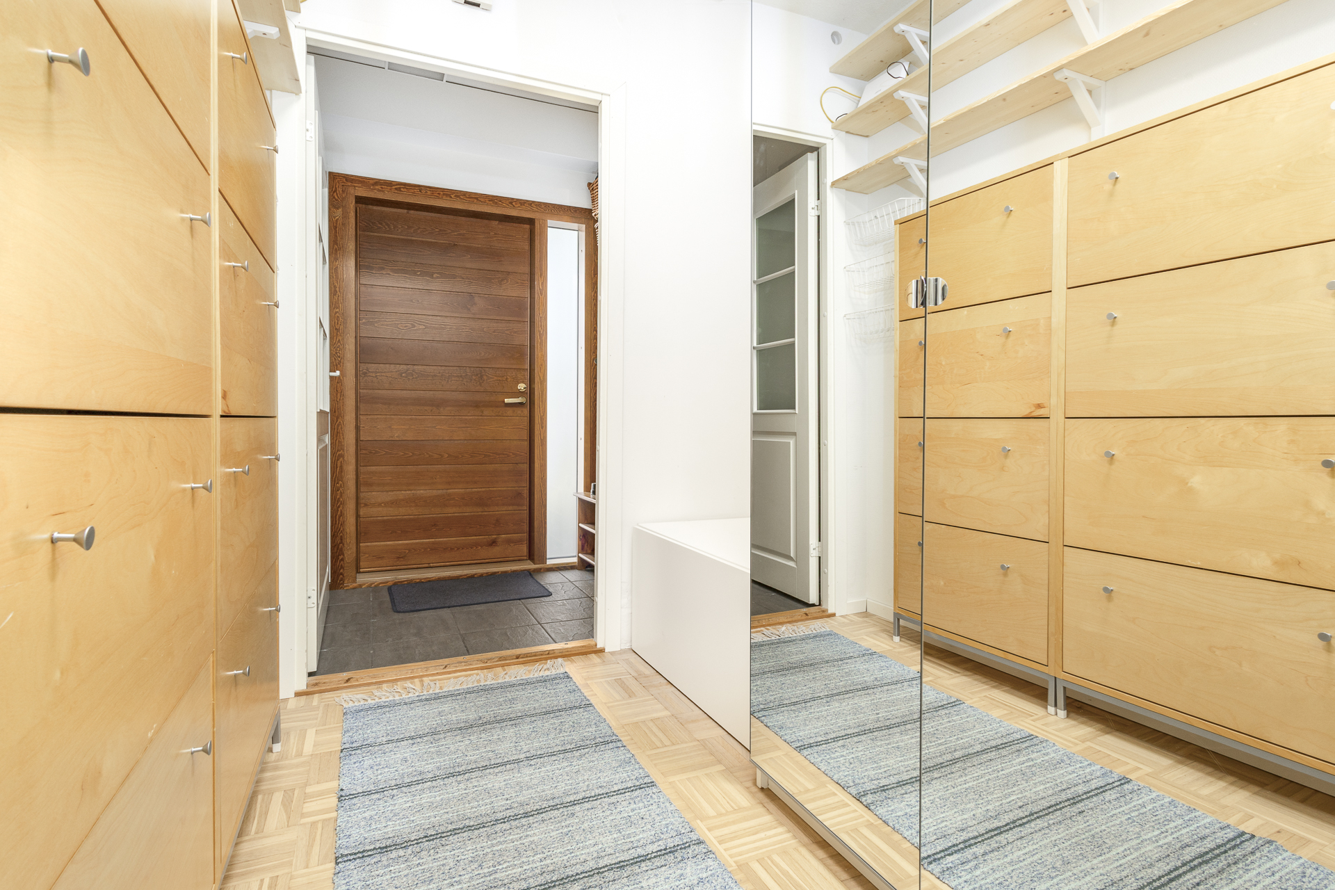 tuulikaappi ja eteinen