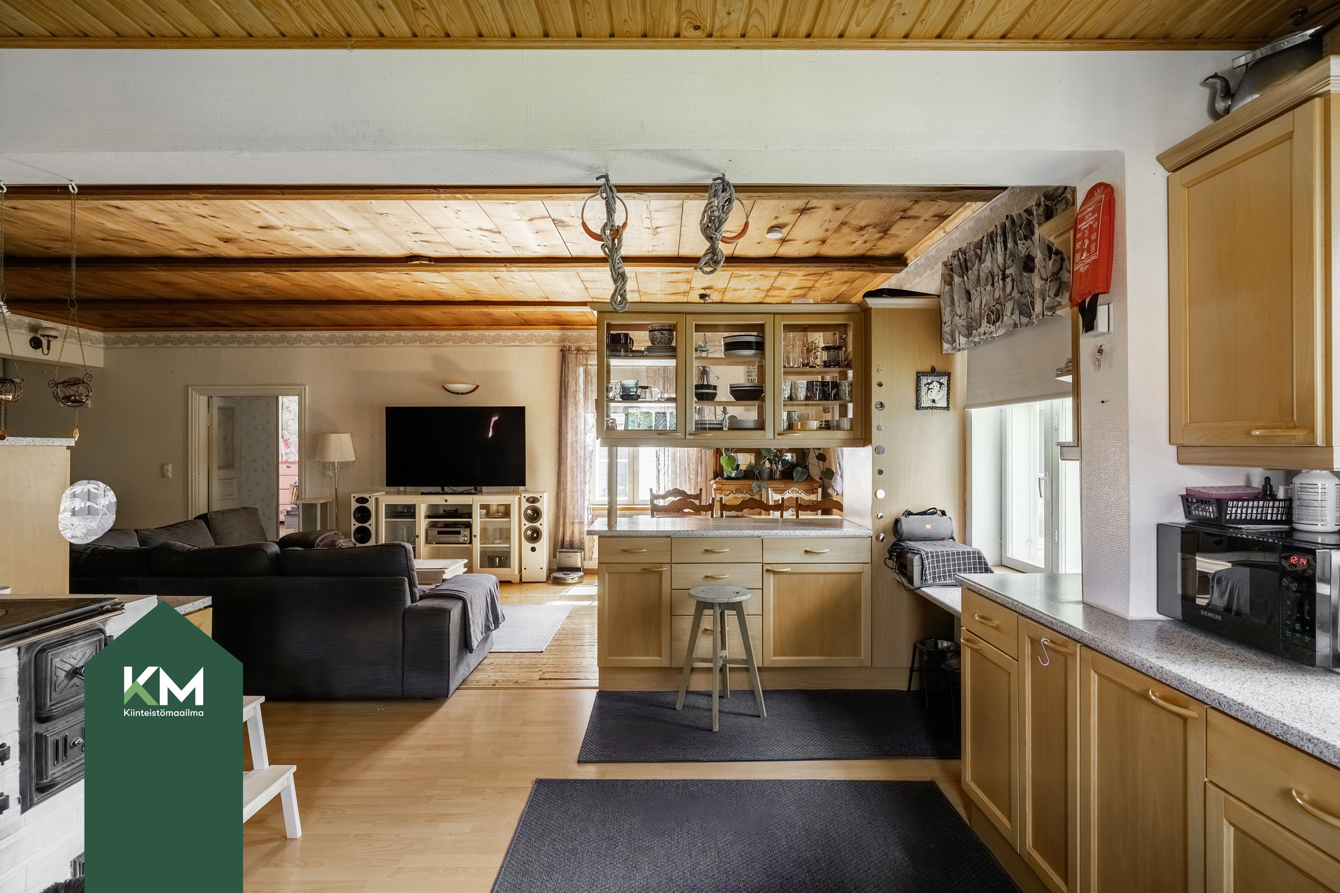 Keittiö yhdistyy olohuoneeseen