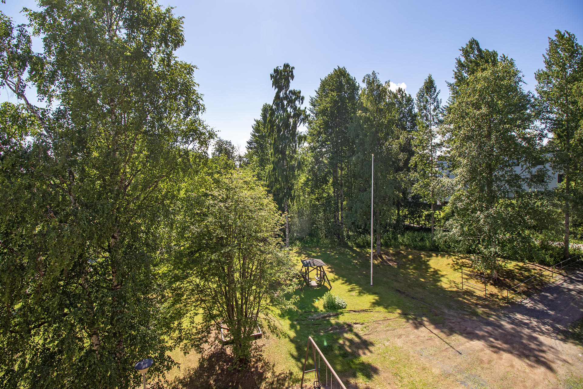 Parvekkeelta näkymät pihalle