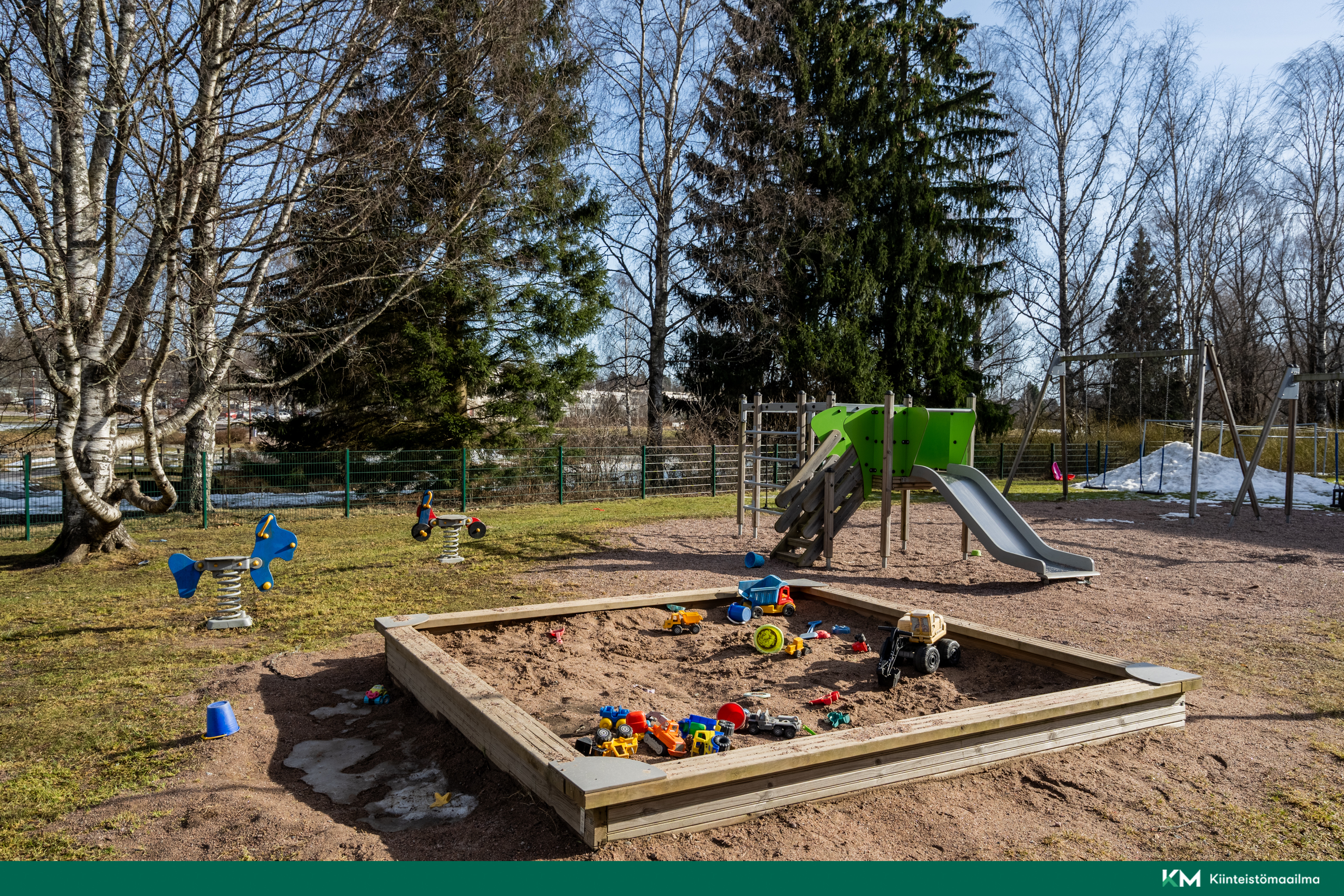 Taloyhtiön leikkipaikka.