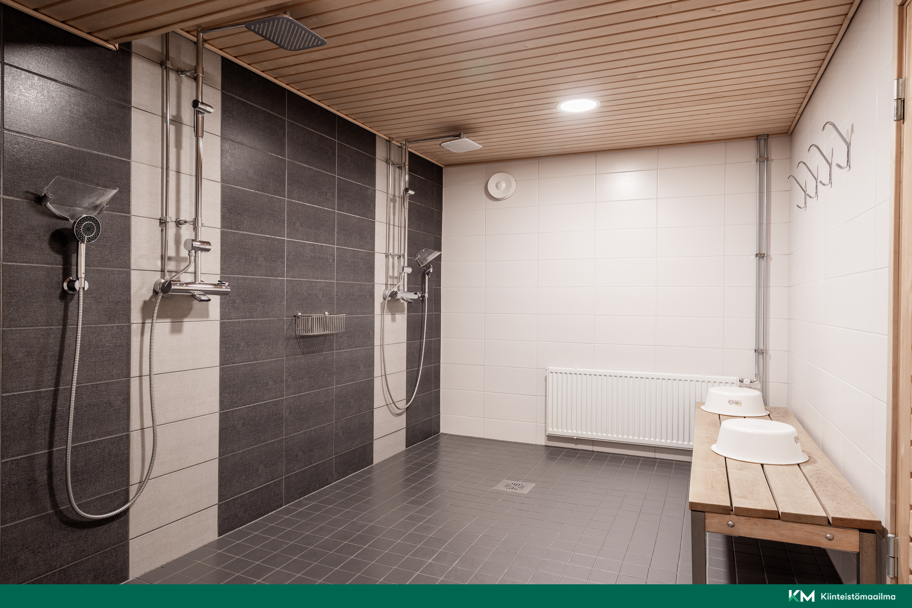 Taloyhtiön saunaosaston kylpyhuone.