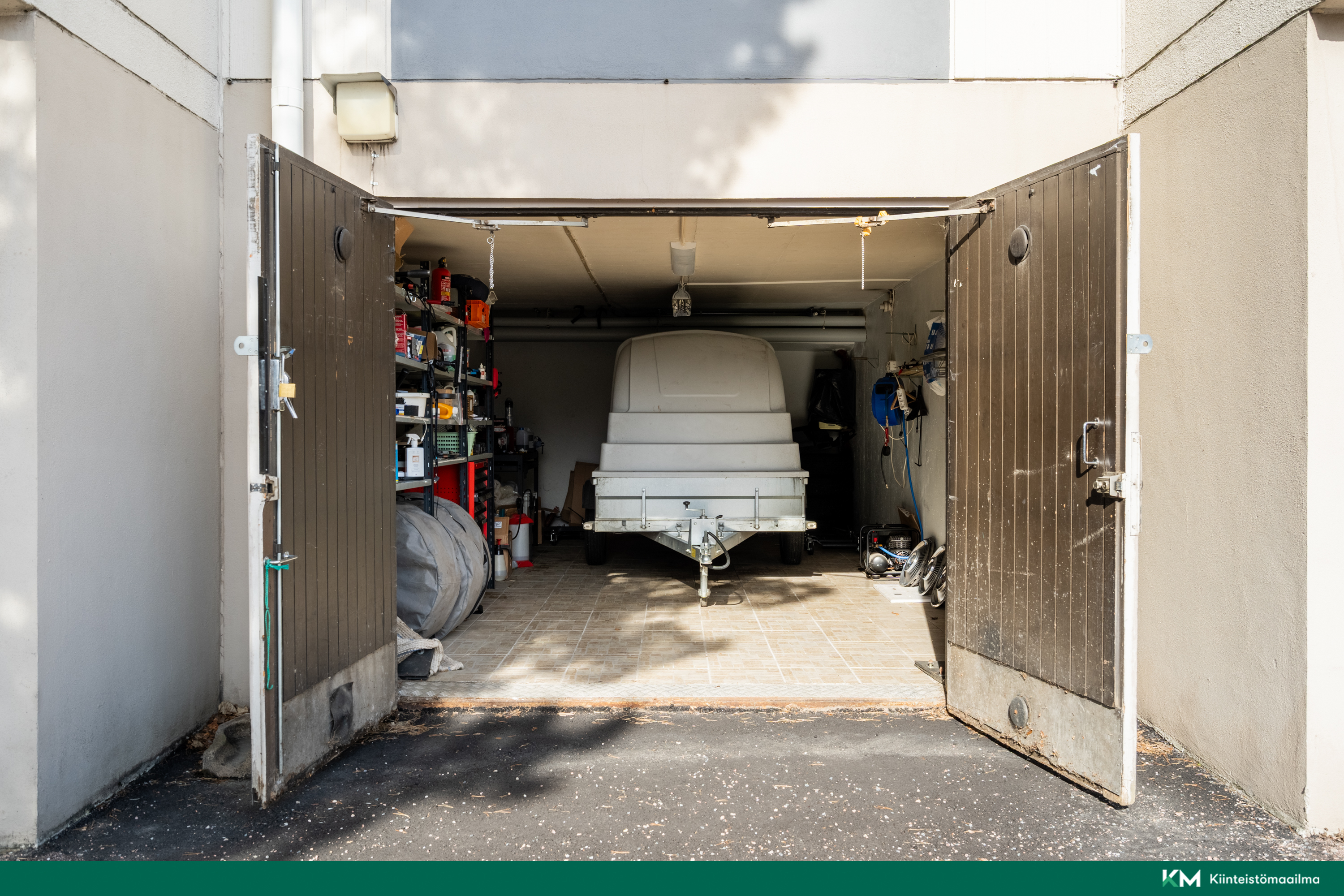 Lämmin autotalli 25 m2 erillisillä osakkeilla myynnissä.