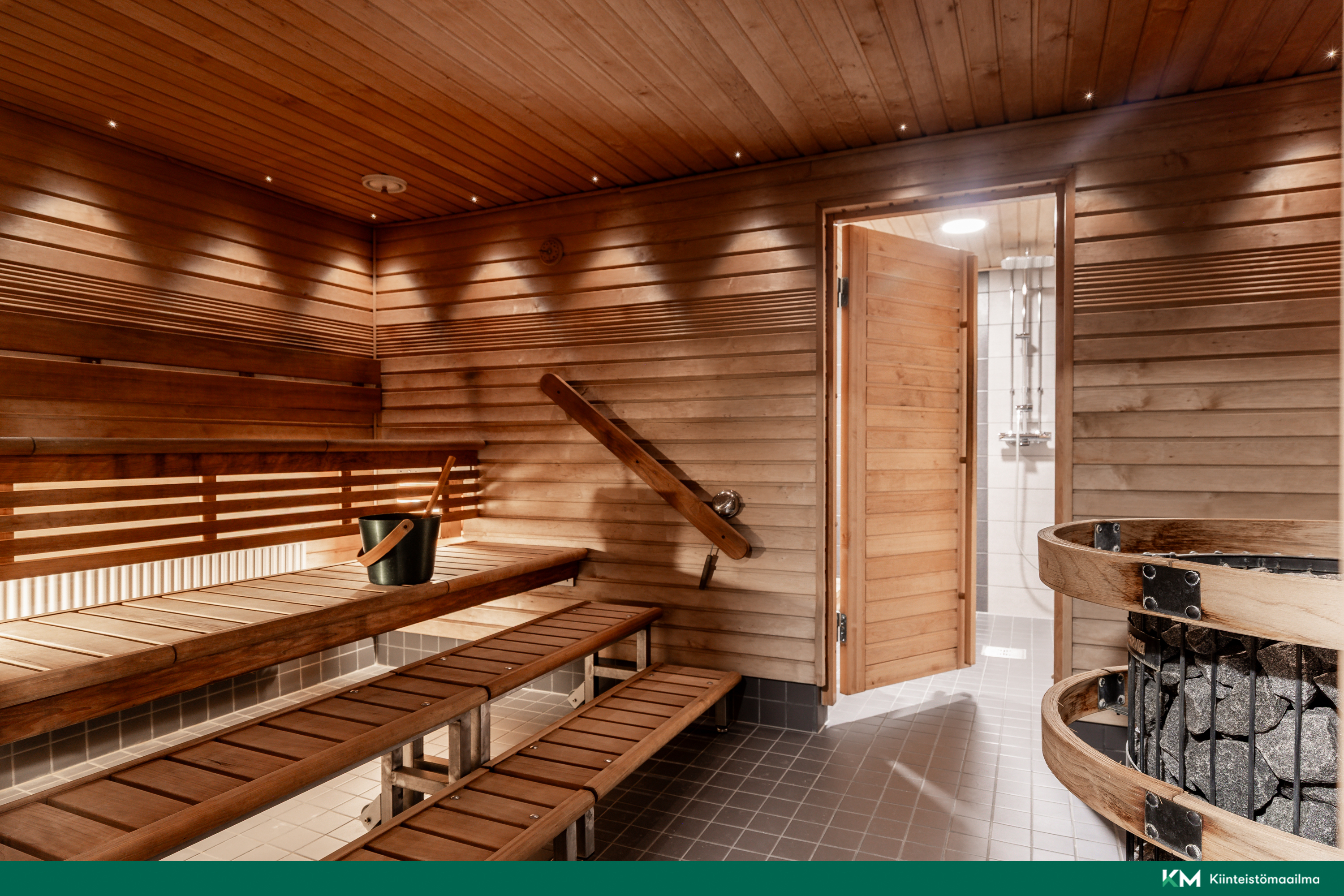 Taloyhtiön saunaosasto löytyy sisääntulo kerroksesta.