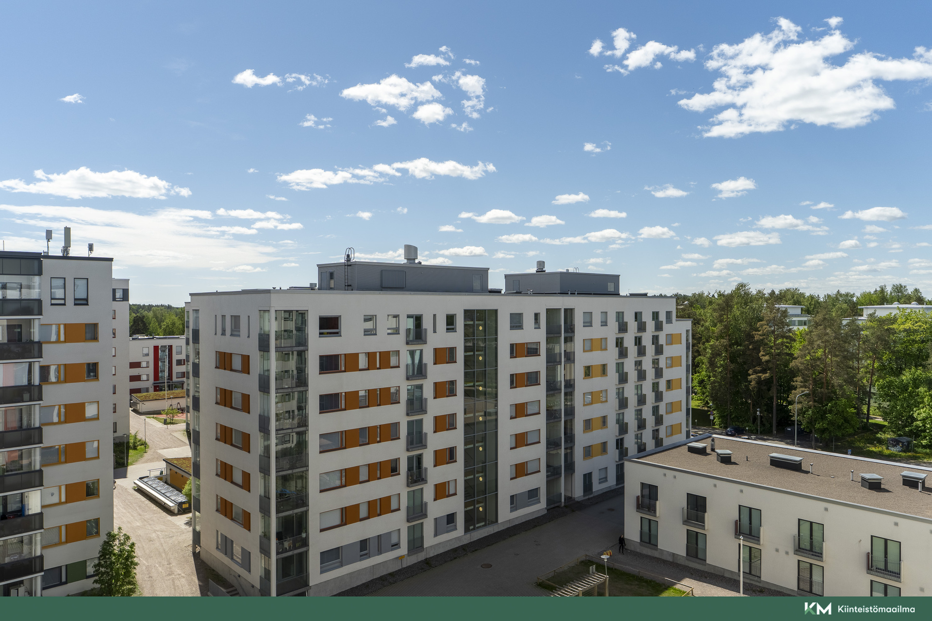 Läpitalon kulmahuoneistosta on näkymät useaan suuntaan