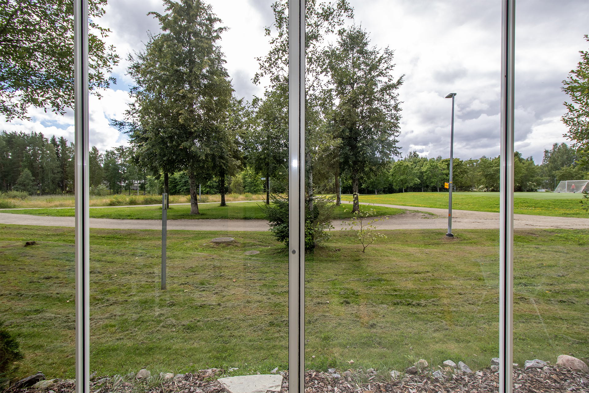 Mh:sta käynti lasitetulle terassille.