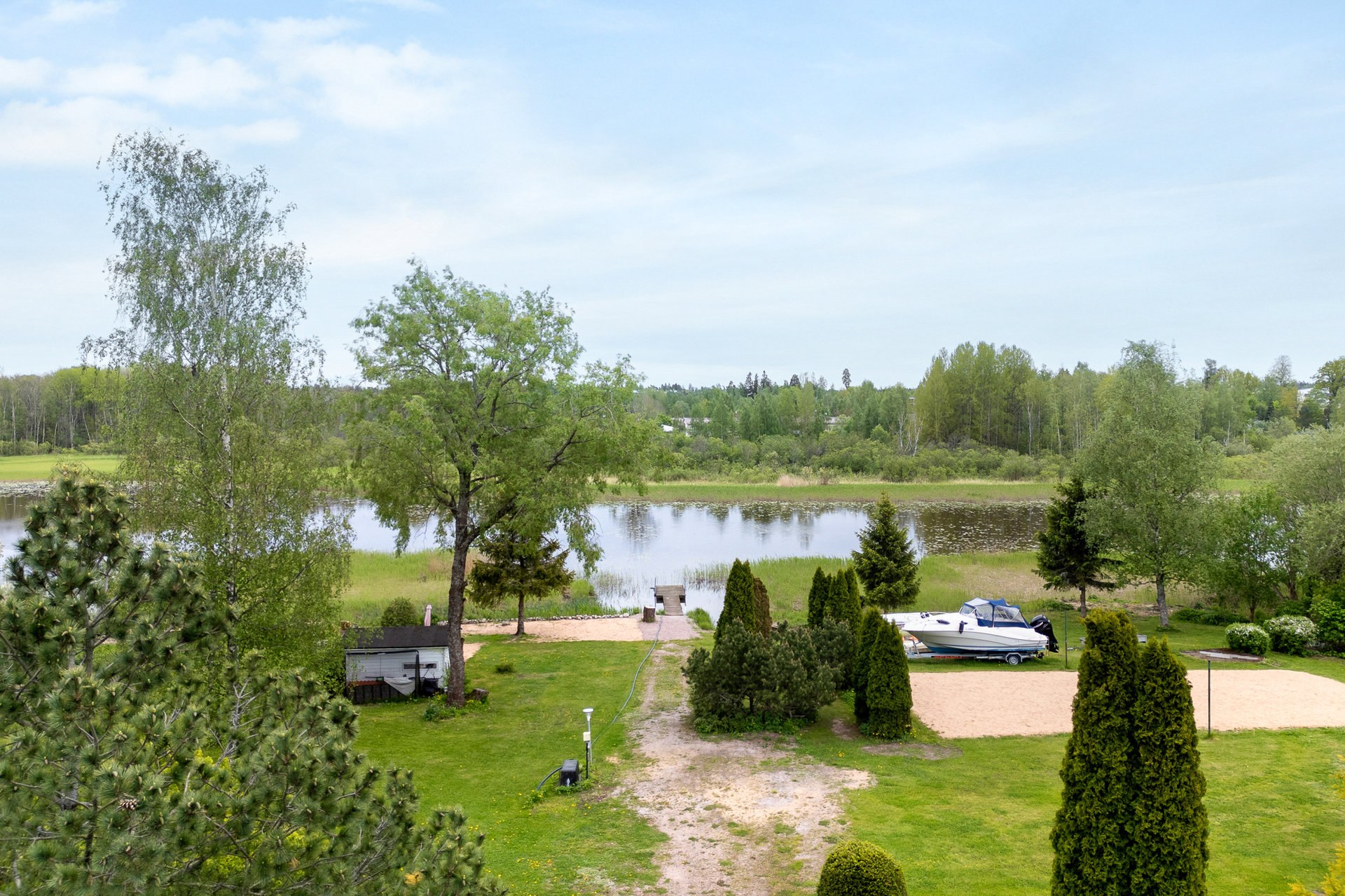 Yhtiön omistuksessa on ranta-alue