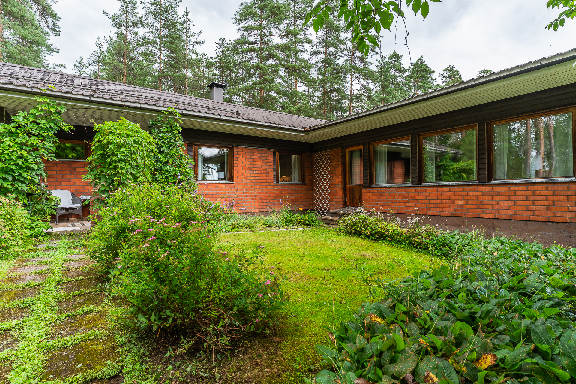 Olohuoneesta ja keittiöstä käynti sisäpihalle