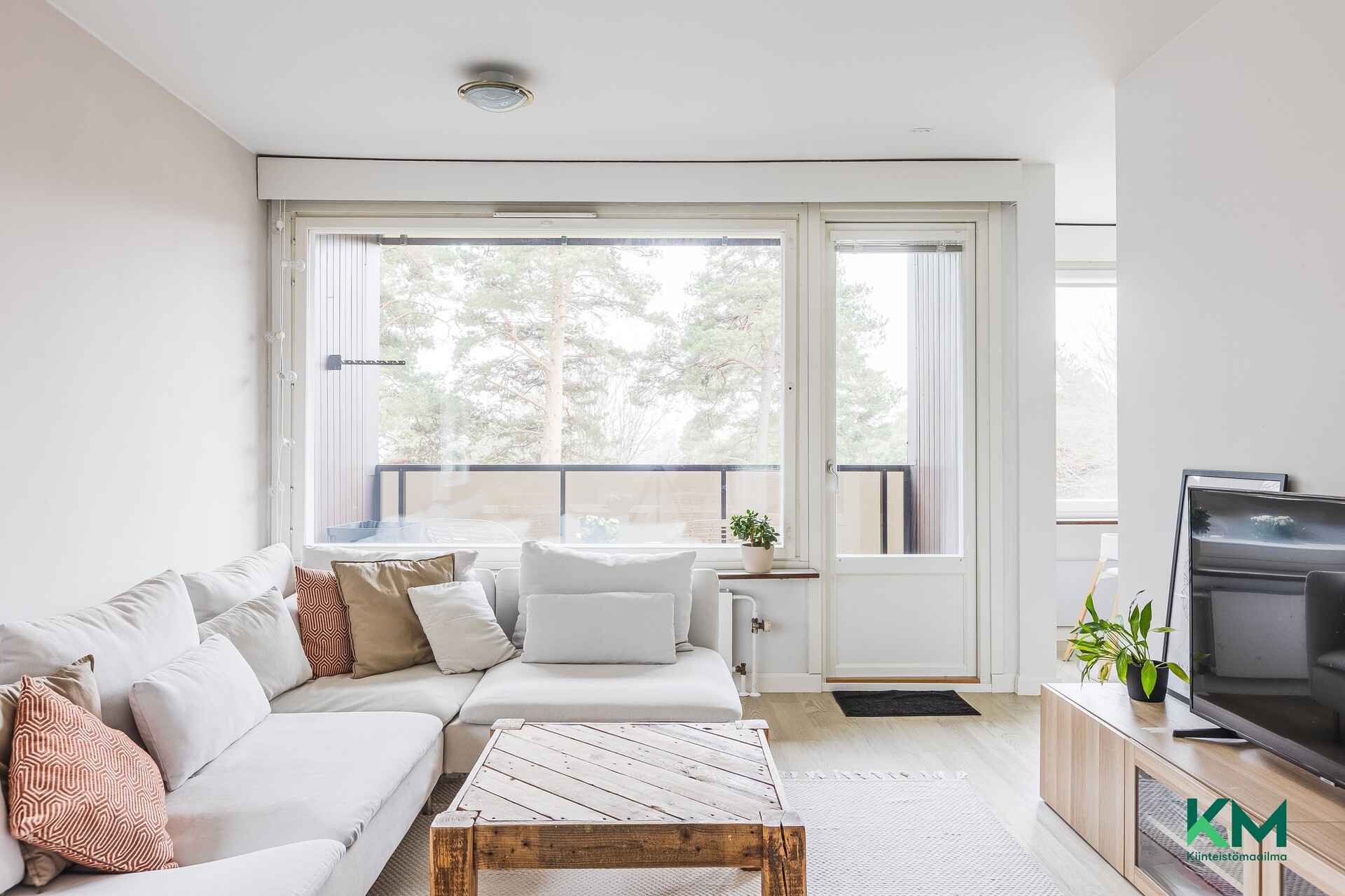 Olohuoneesta käynti parvekkeelle