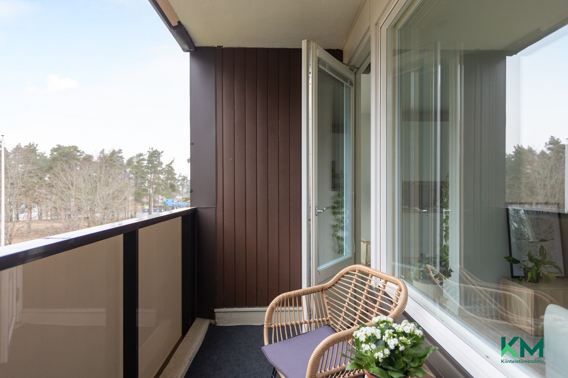 Parveke ilta-auringon suuntaan