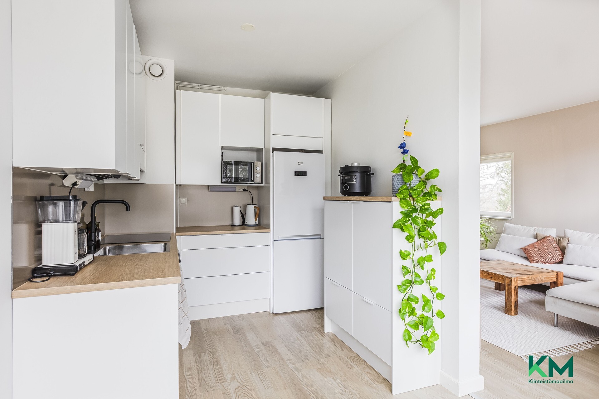 Keittiössä hyvin kaappi- ja laskutilaa