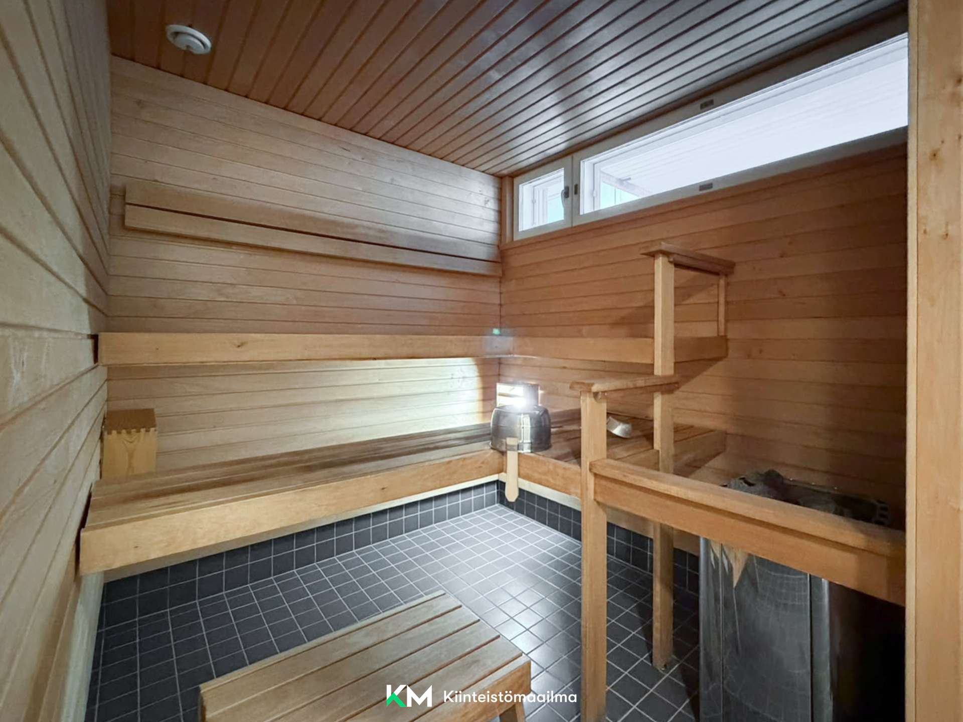 Taloyhtiöllä on sauna, minne voi varata viikkovuoron!