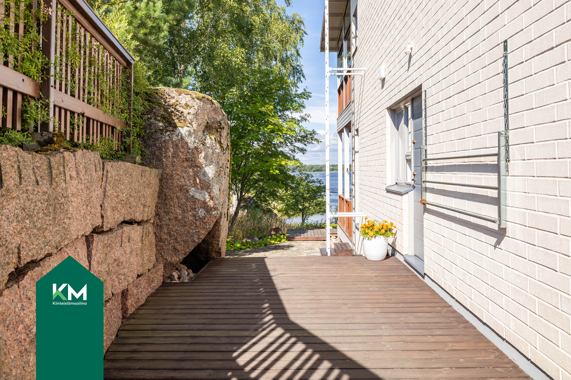 Sivuterassi, kulku kodinhoitohuoneeseen