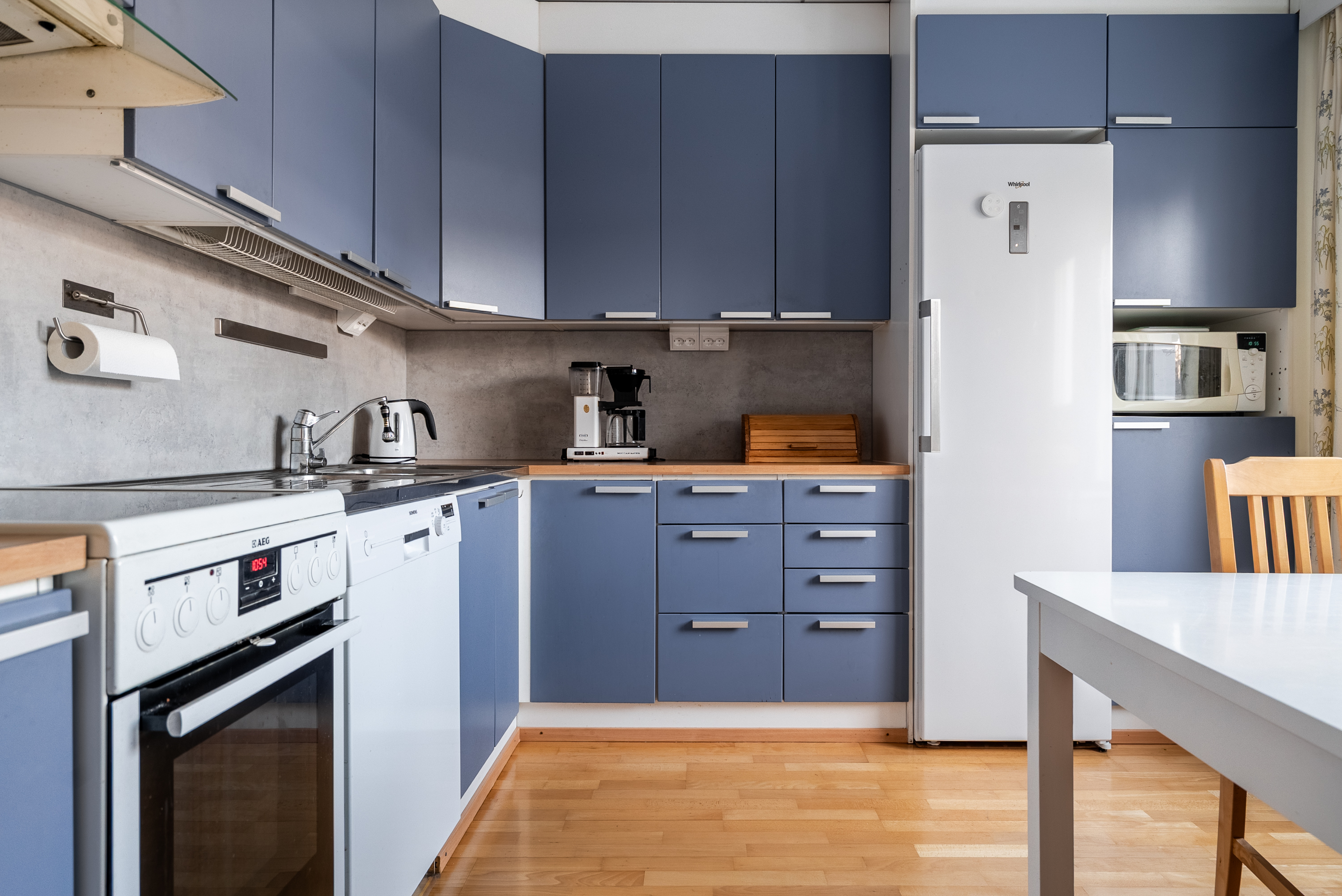 Keittiöön mahtuu ruokapöytä