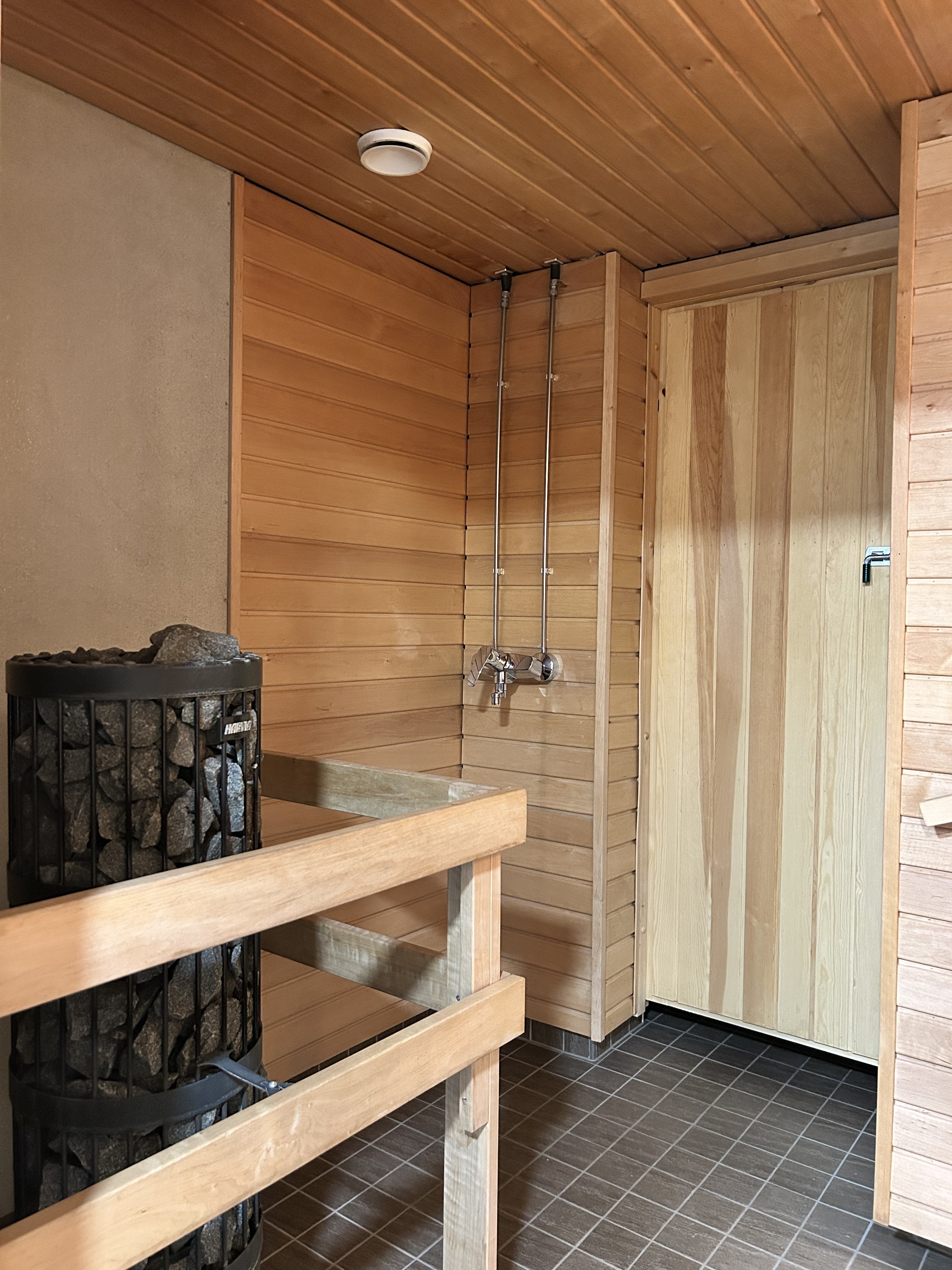 Taloyhtiön uusittu sauna