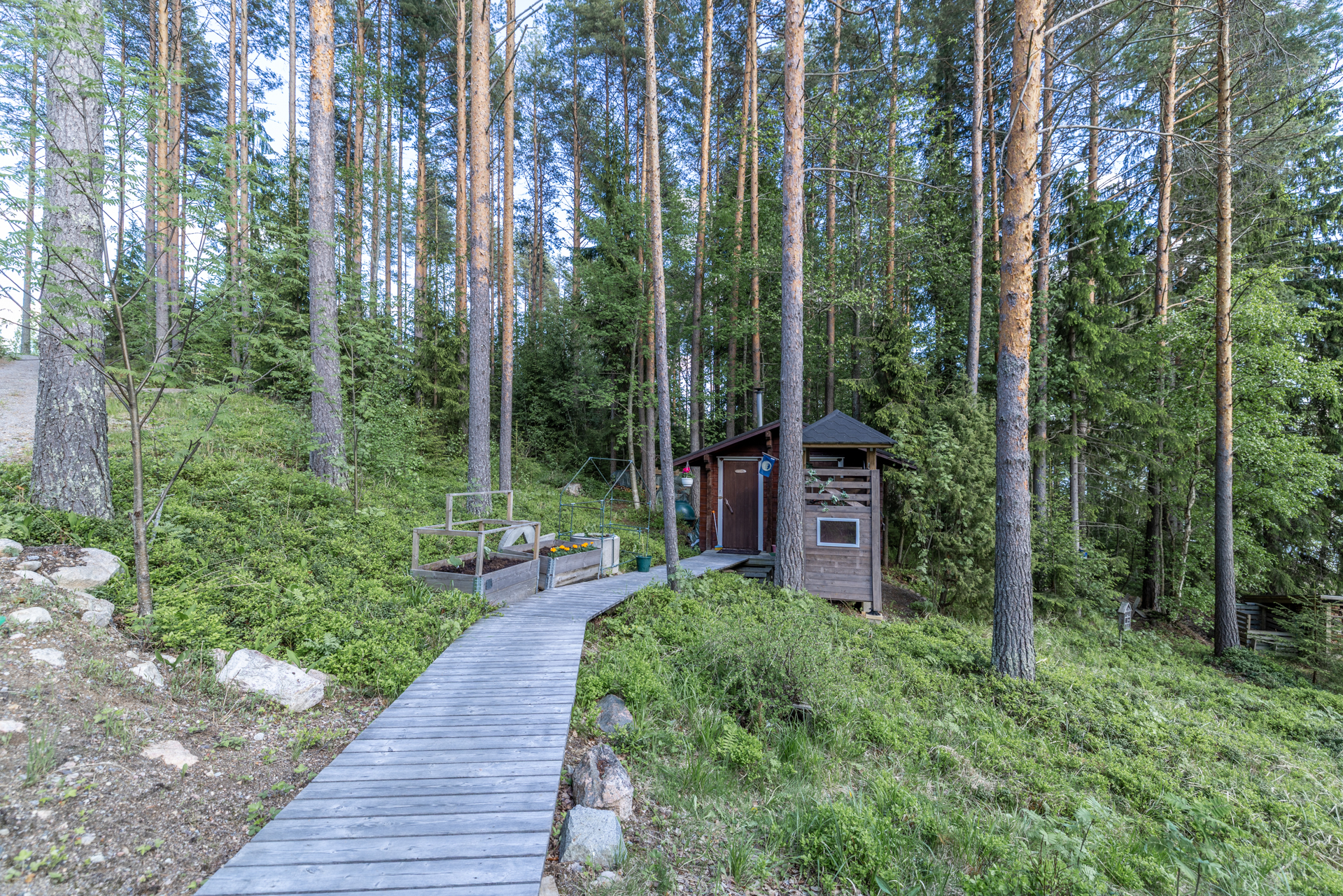 yläpihalla varasto/puucee