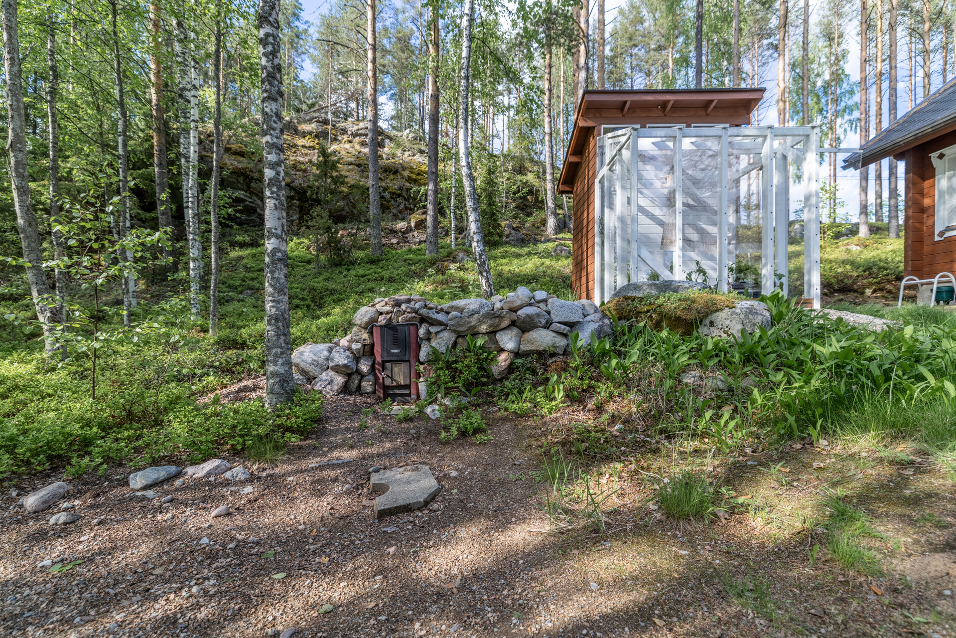 yläpihalla kavihuone/varasto
