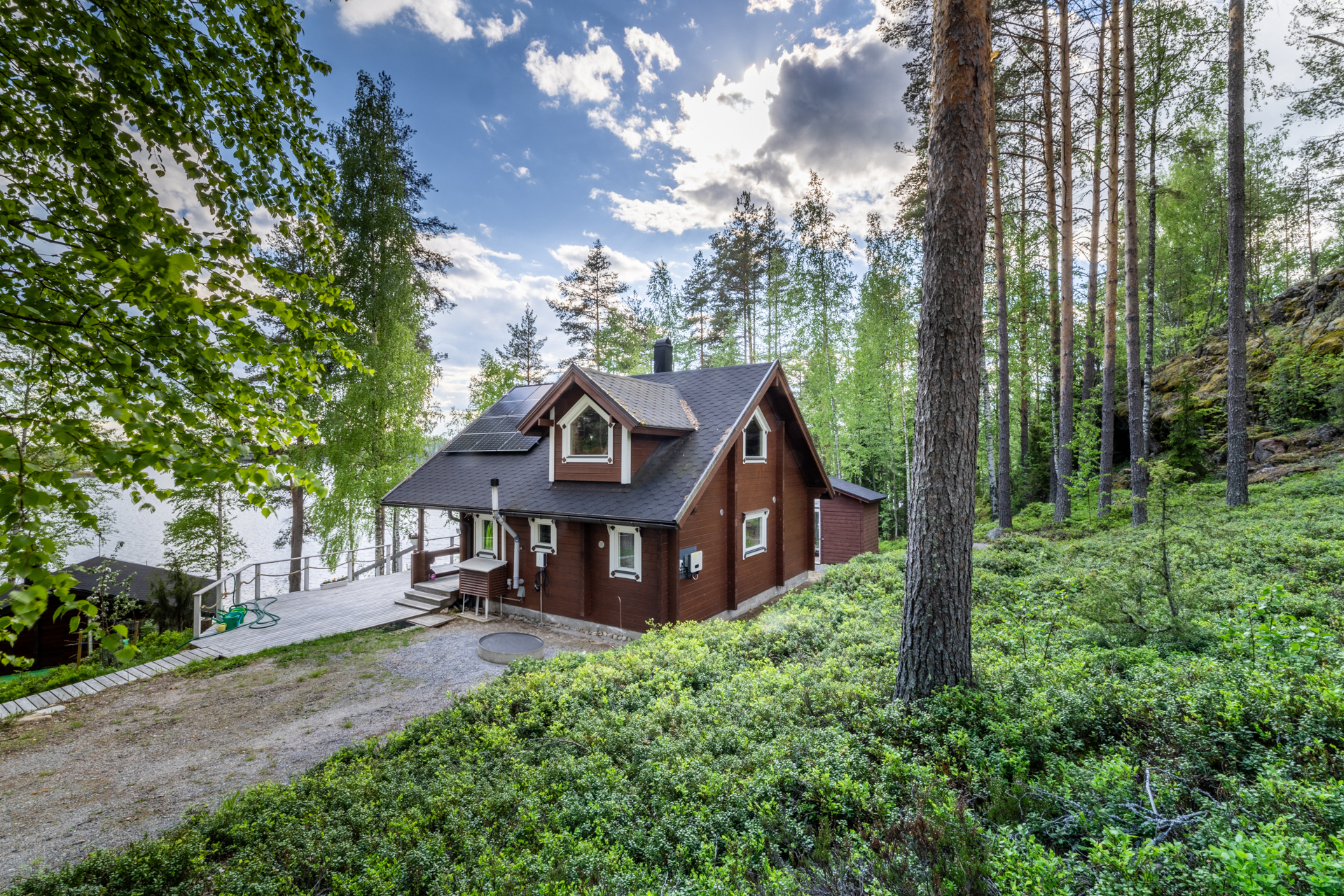 päämökki yläpihalla