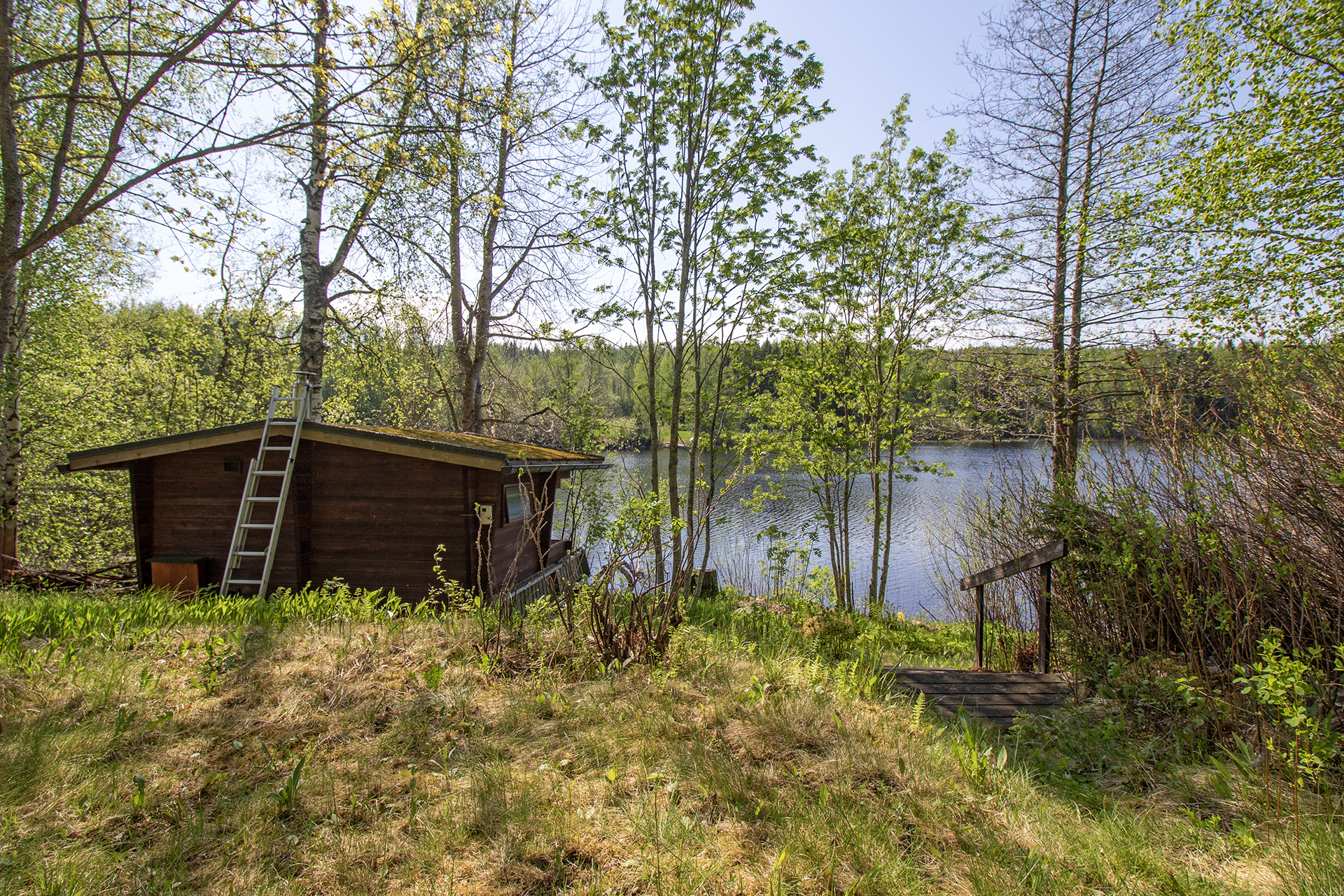 Rantasauna ja maisemakuvaa järvelle
