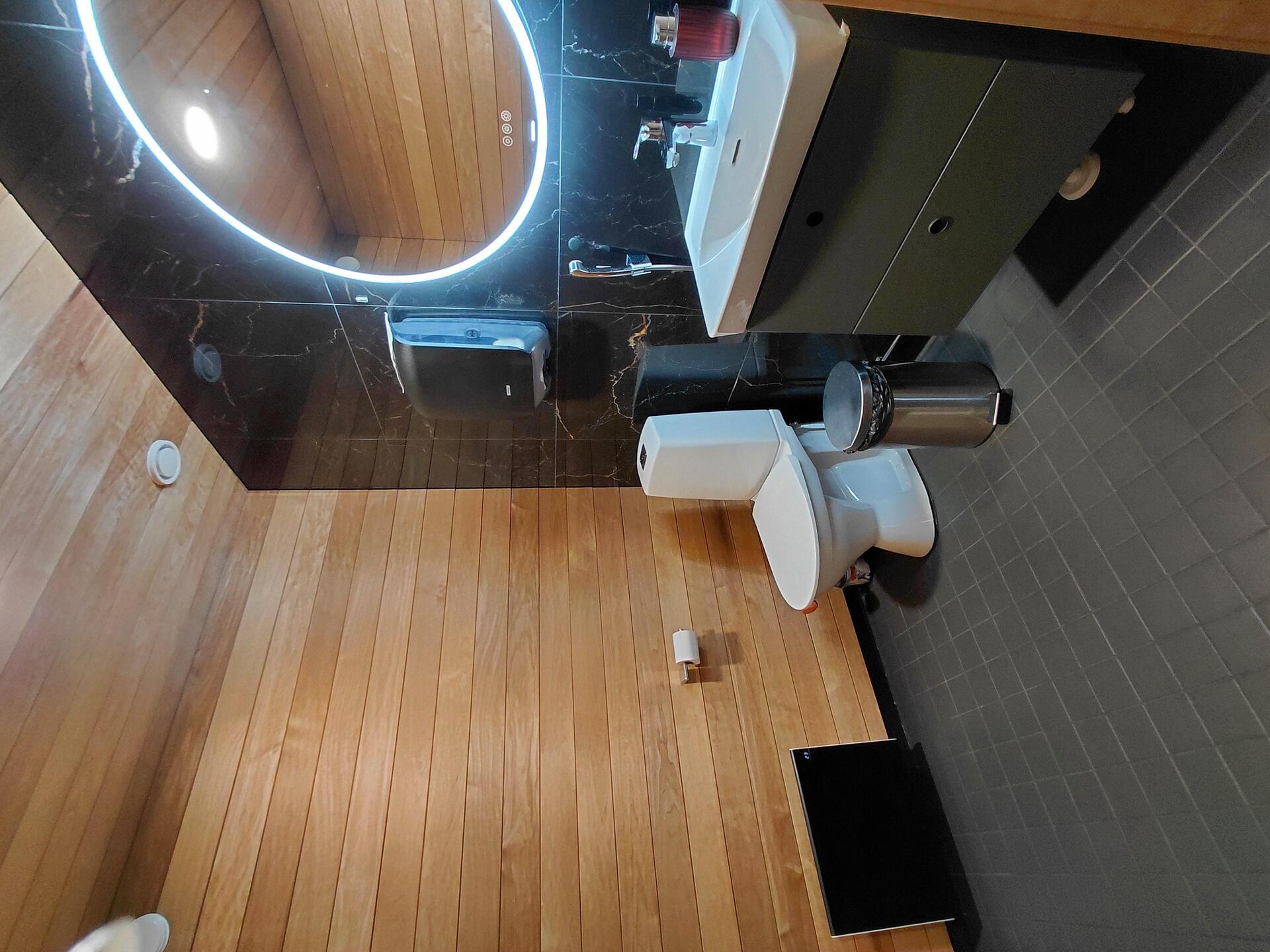 Pihasauna, wc