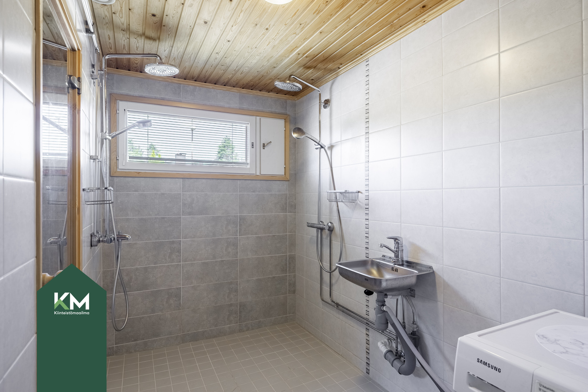 Kylpyhuone minkä yhteydessä on sauna