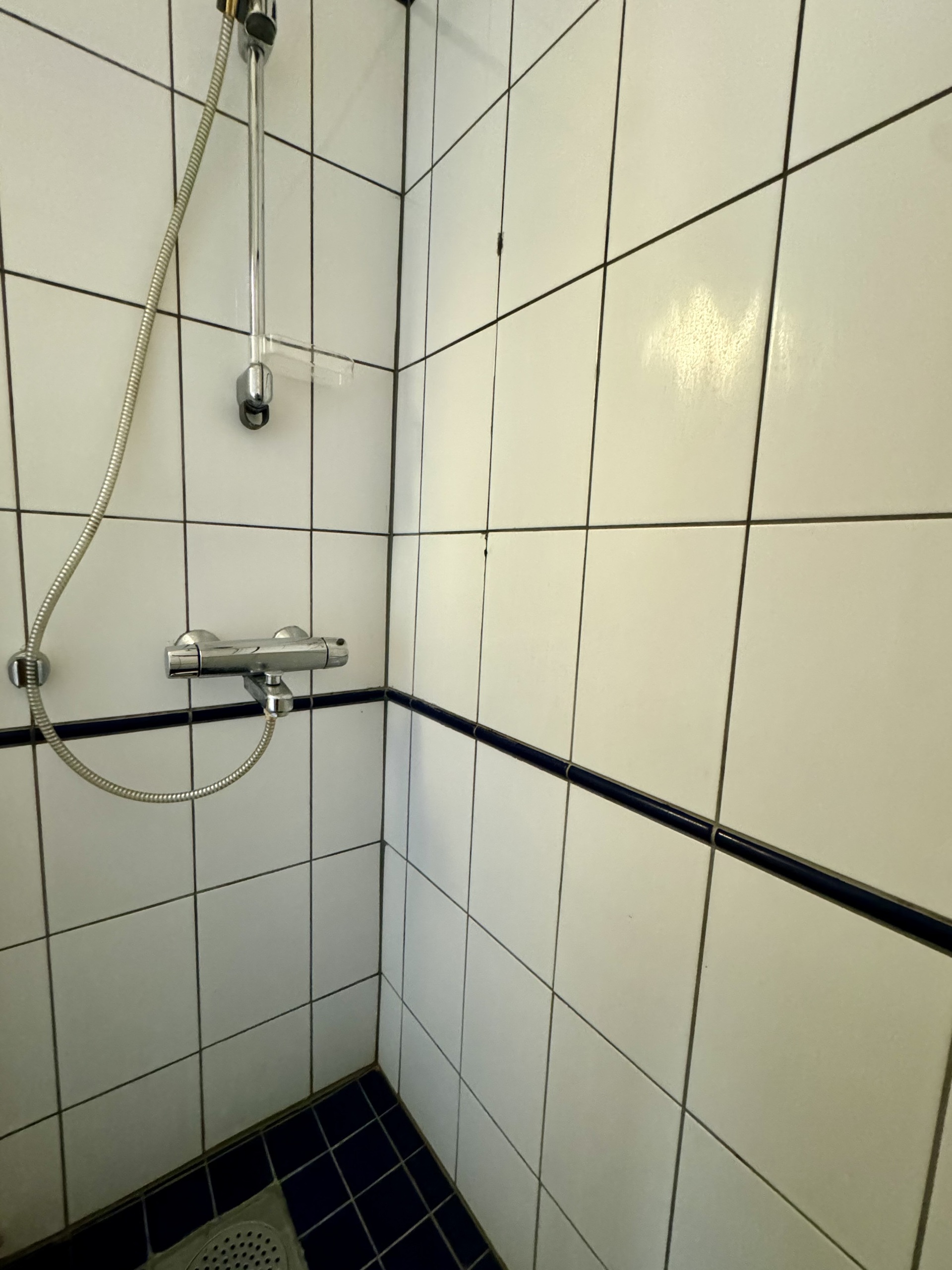 Pesuhuone laatoitettu